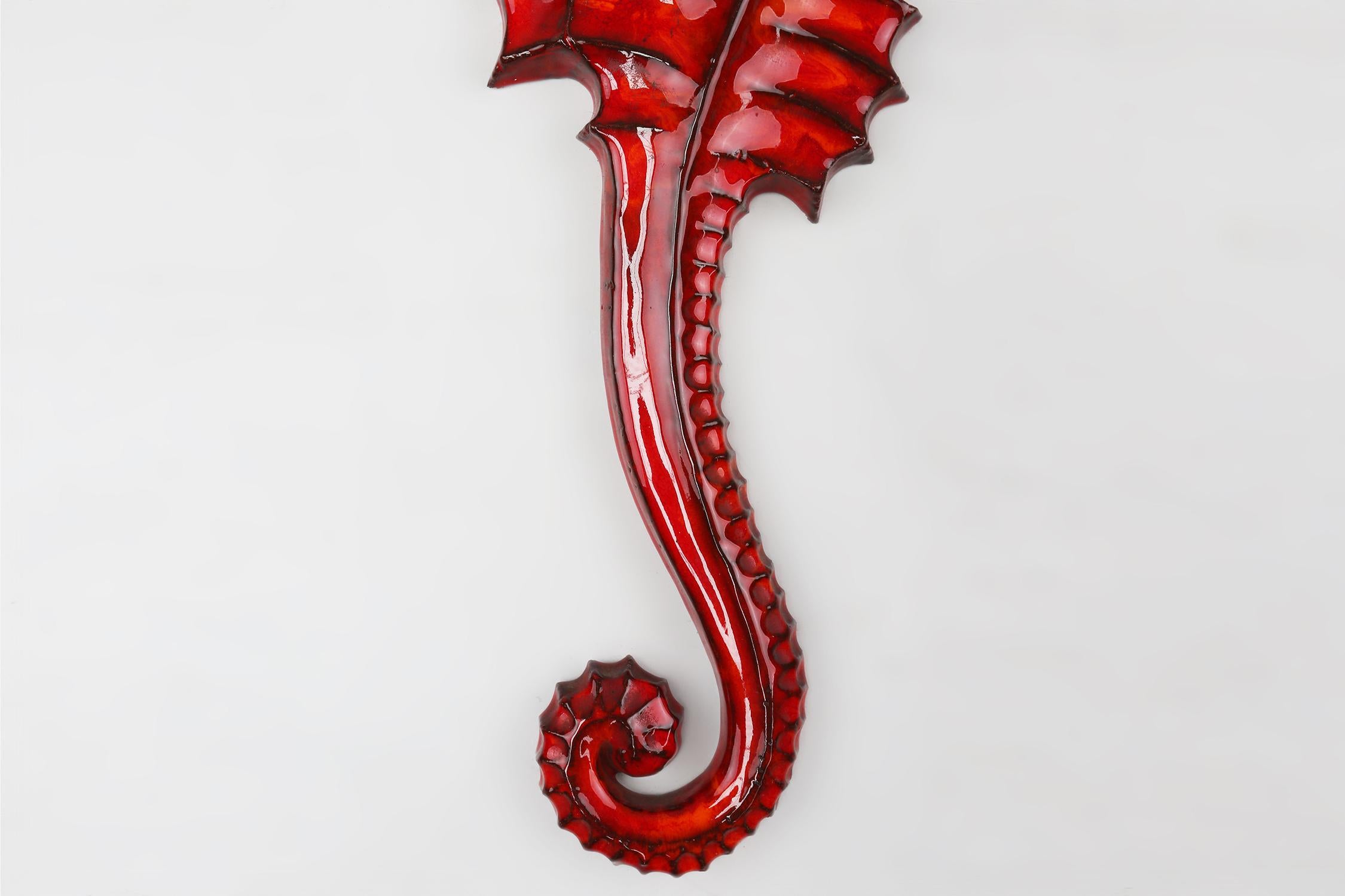 Placa de cerámica belga roja Caballito de mar de André Bayer, años 60 en Bueno estado para la venta en Meulebeke, BE