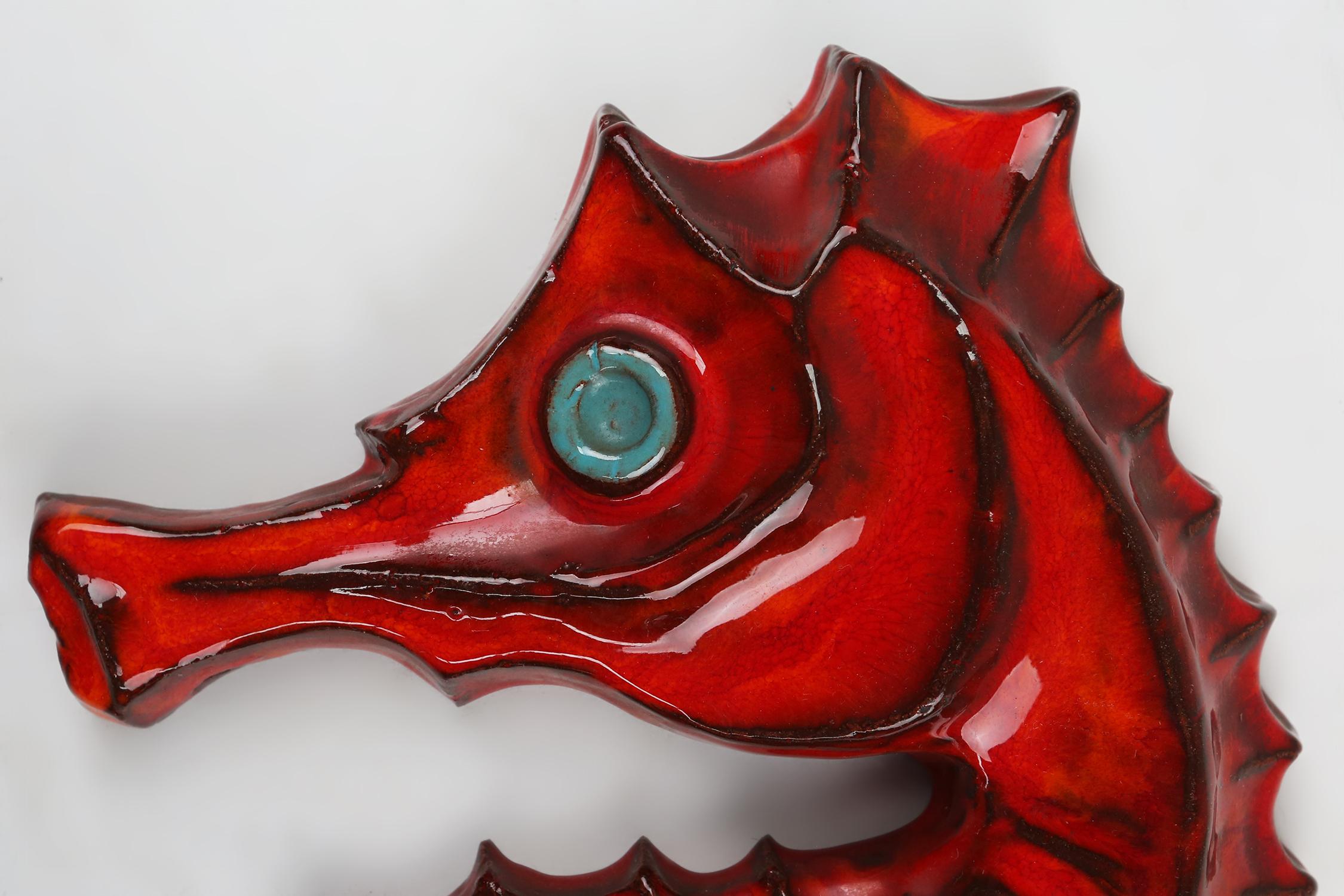 Placa de cerámica belga roja Caballito de mar de André Bayer, años 60 Cerámico en venta