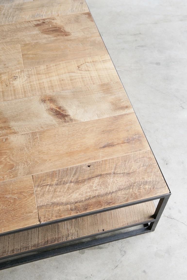 Mesa de centro belga con suelo antiguo Teca y acero en dos niveles en Nuevo estado para la venta en Bonita Springs, FL