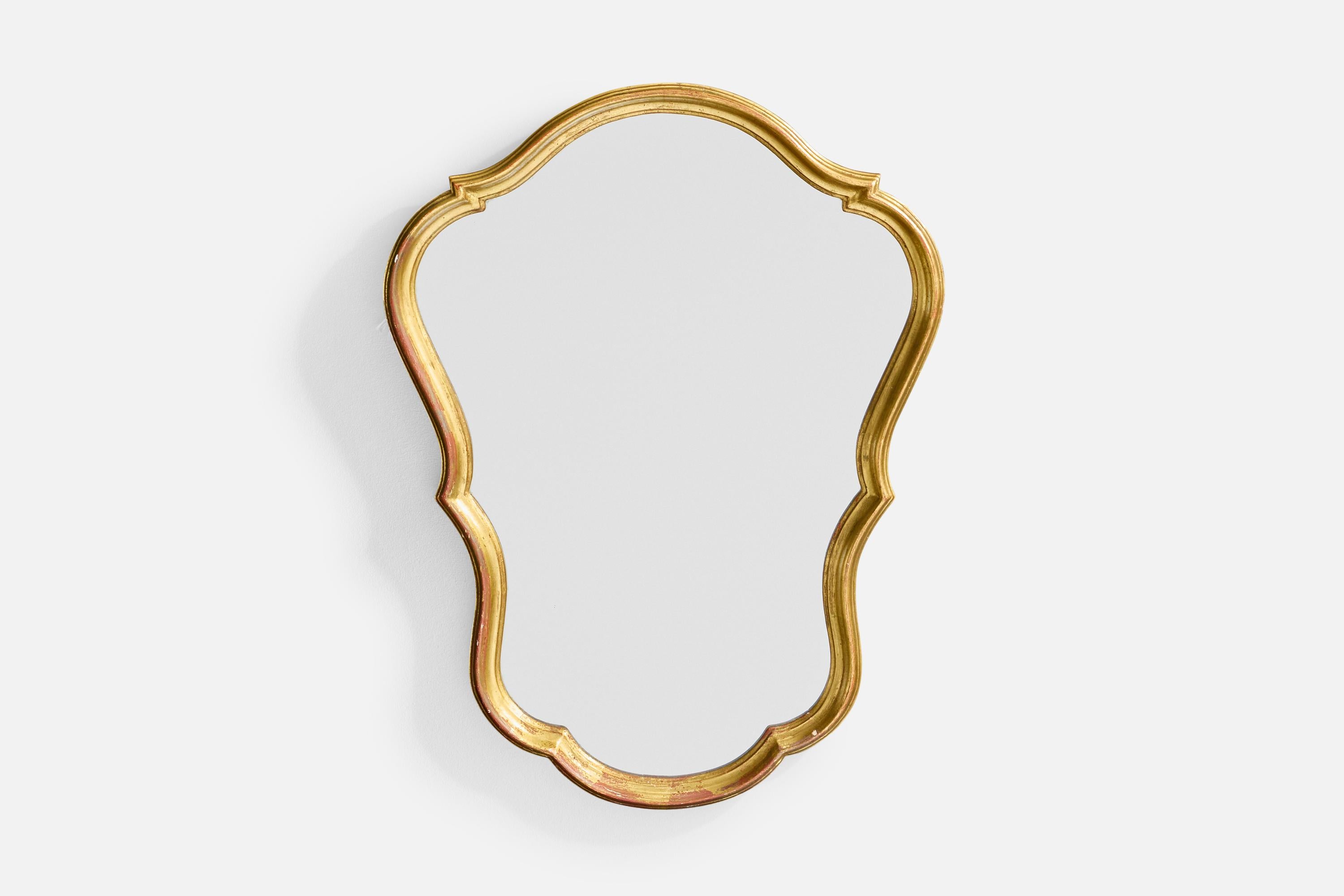 Specchio da parete in legno e gesso dipinto in oro, probabilmente progettato e prodotto in Belgio, negli anni '70 circa.

Moderata perdita di vernice sulla cornice, coerente con l'età e l'uso.Dimensioni complessive (pollici): 23.875 