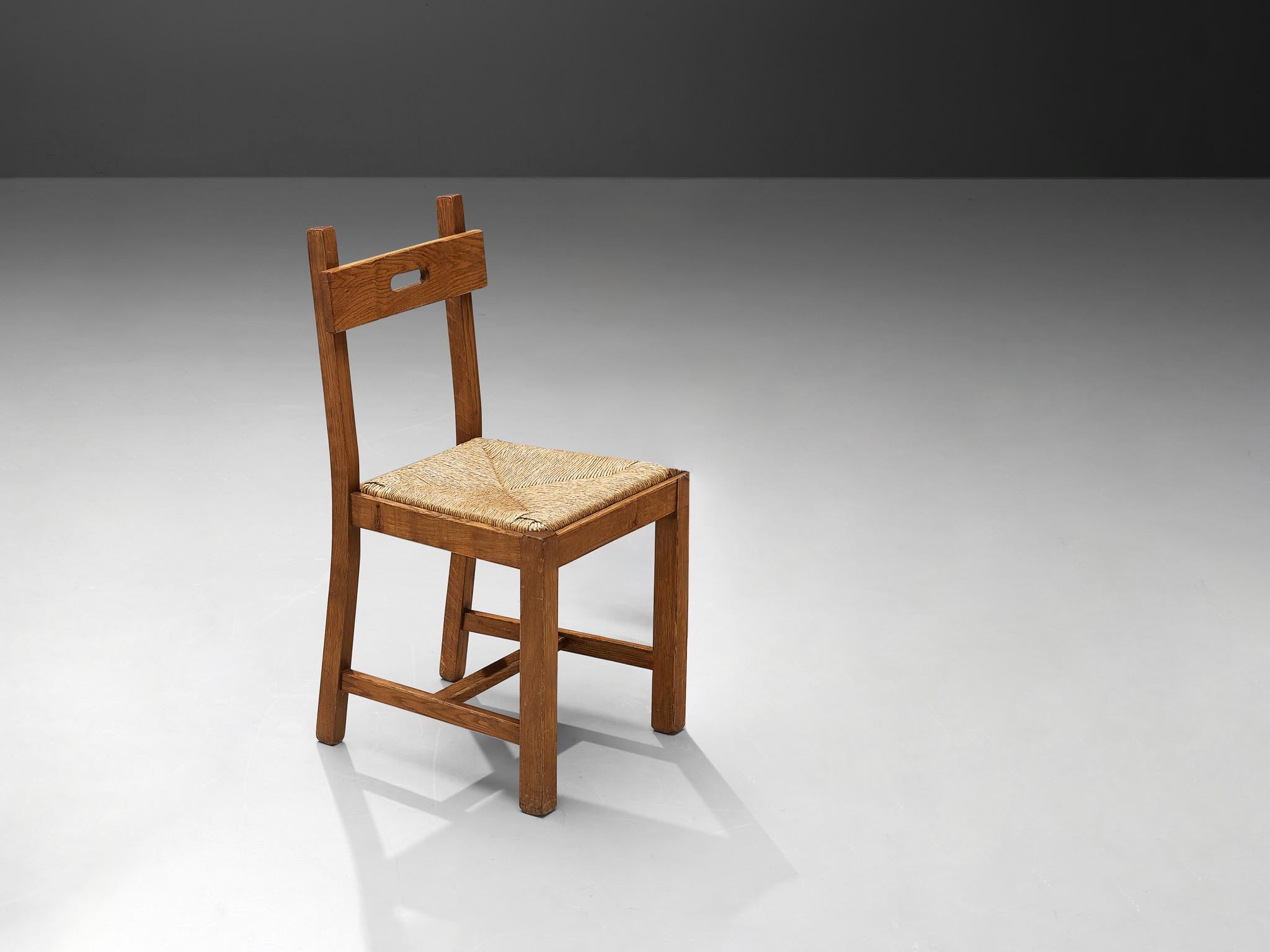 Chaises de salle à manger, chêne, paille, Belgique, années 1960.

Chaise de salle à manger d'aspect merveilleusement naturaliste fabriquée en Belgique dans les années 1960. Cette chaise est exécutée en chêne qui a acquis une riche patine au fil du
