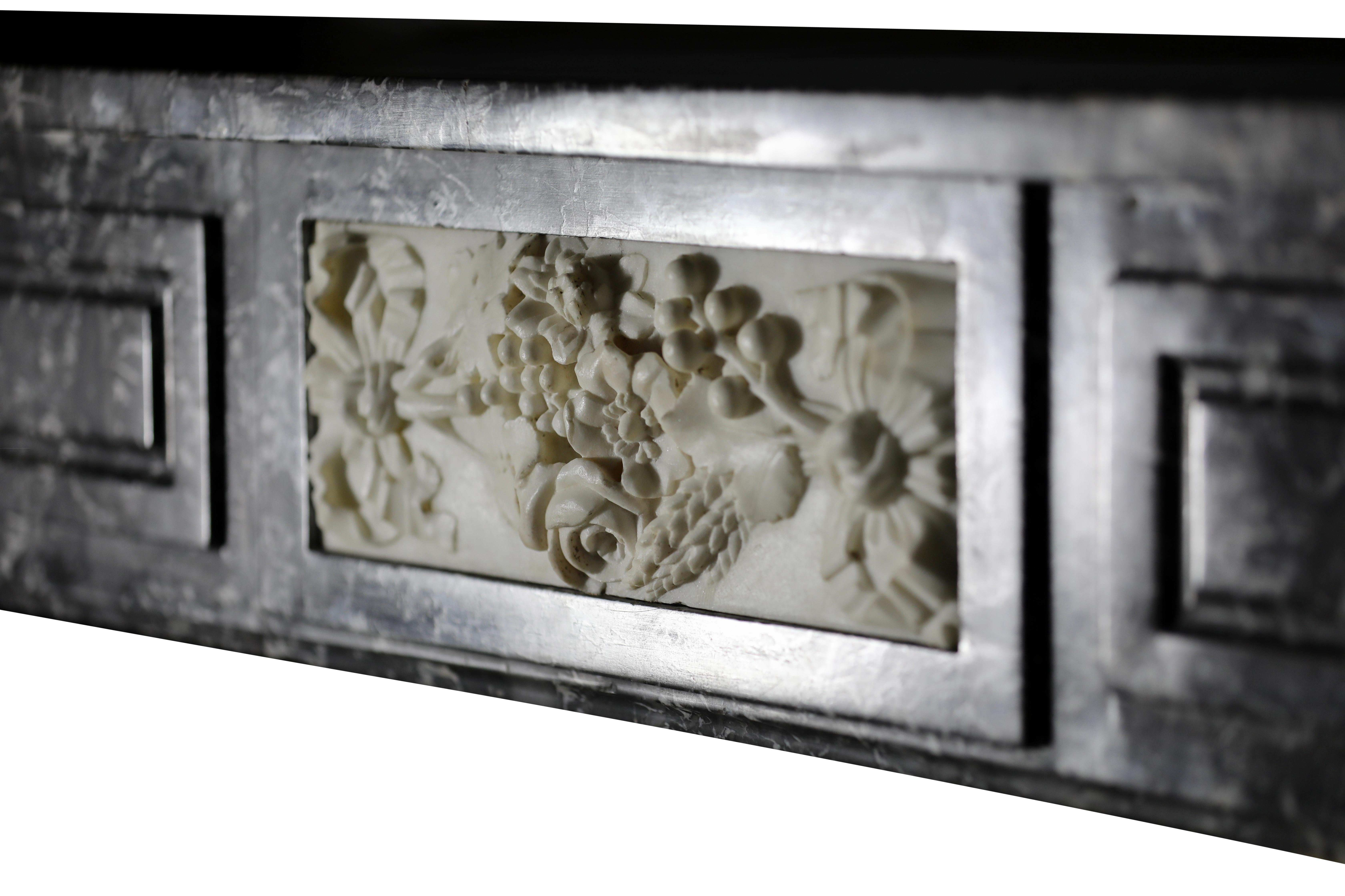 Encadrement de cheminée belge d'époque du 18ème siècle en marbre gris et whIte en vente 4