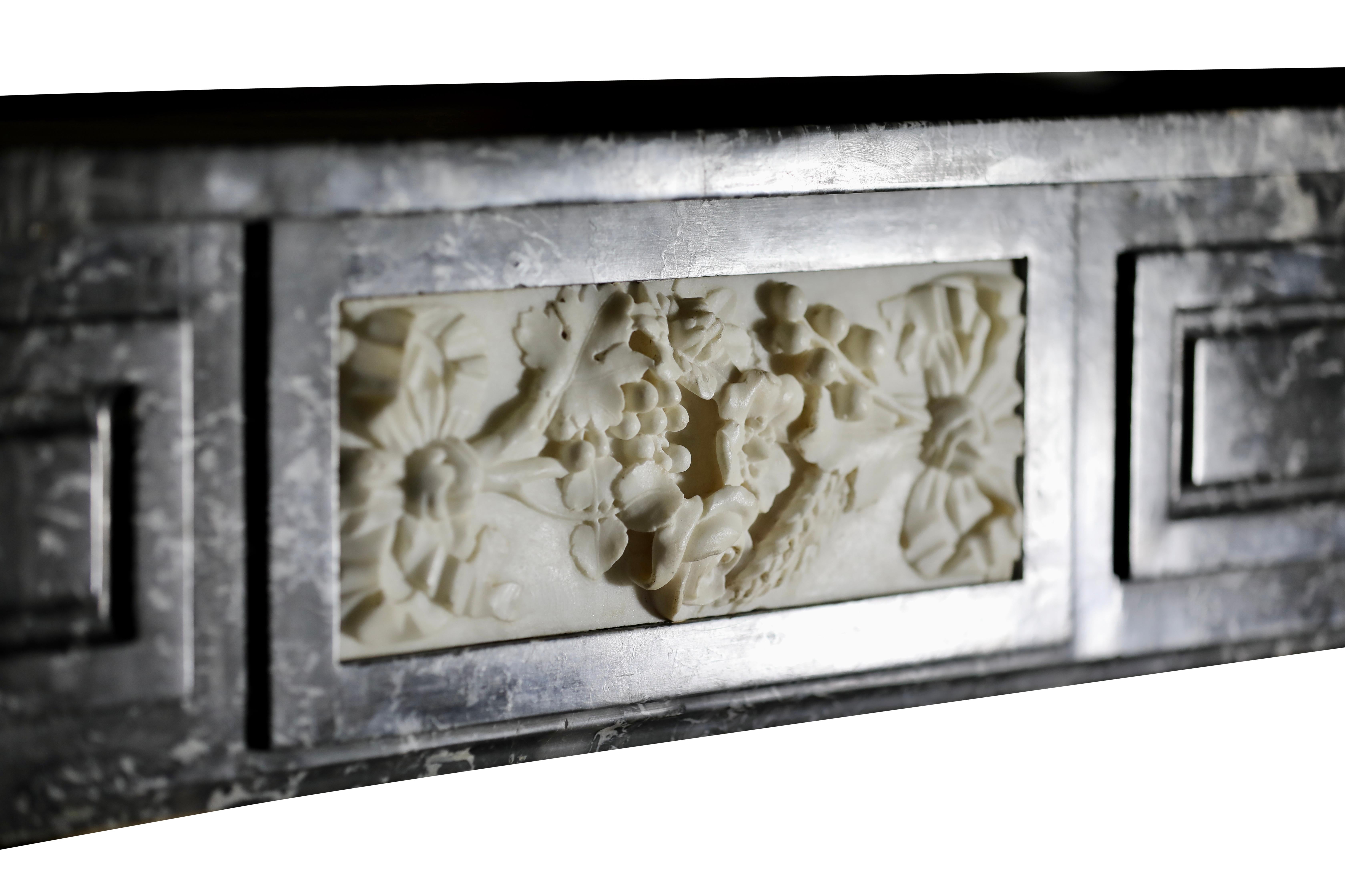 Belge Encadrement de cheminée belge d'époque du 18ème siècle en marbre gris et whIte en vente