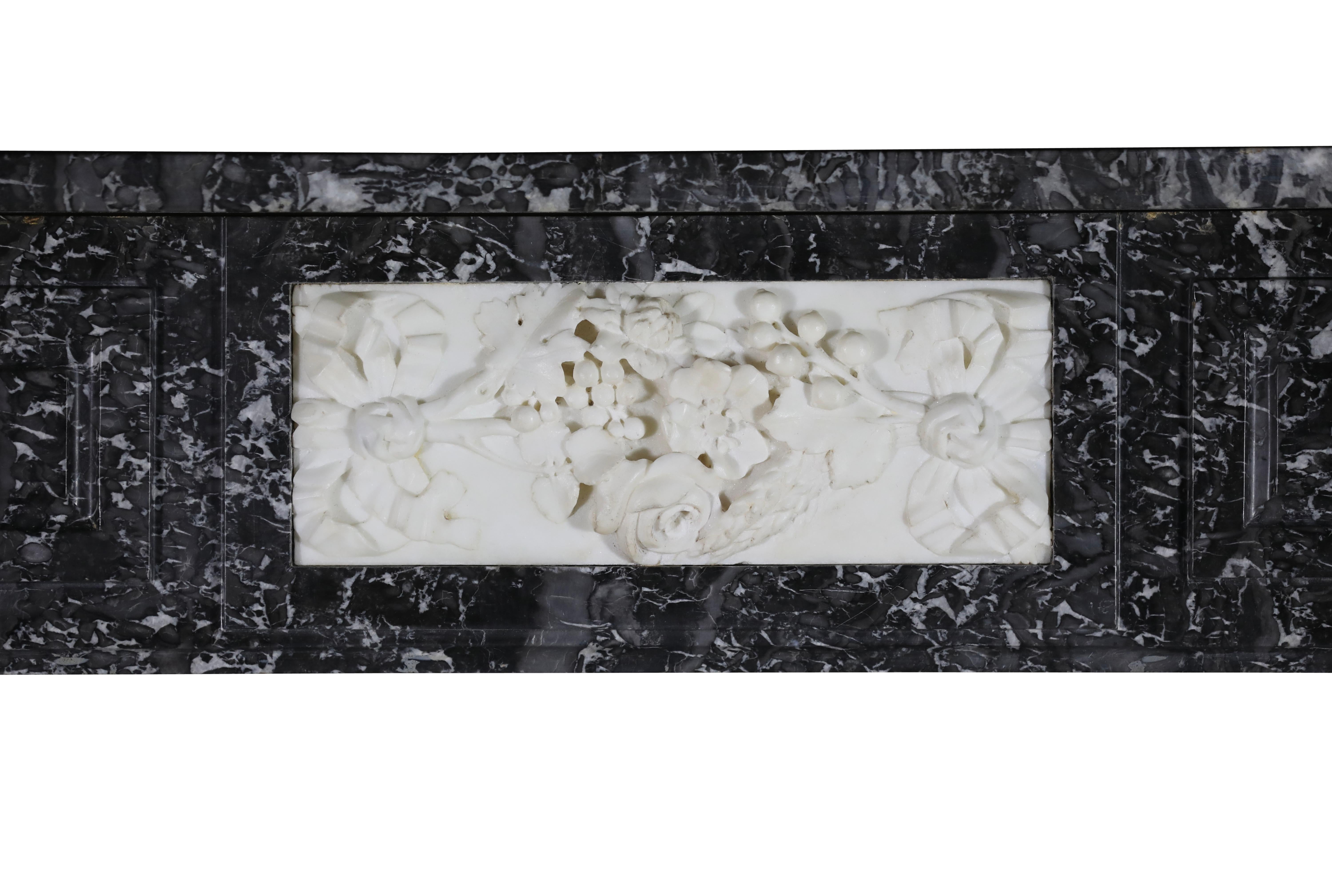 Sculpté à la main Encadrement de cheminée belge d'époque du 18ème siècle en marbre gris et whIte en vente