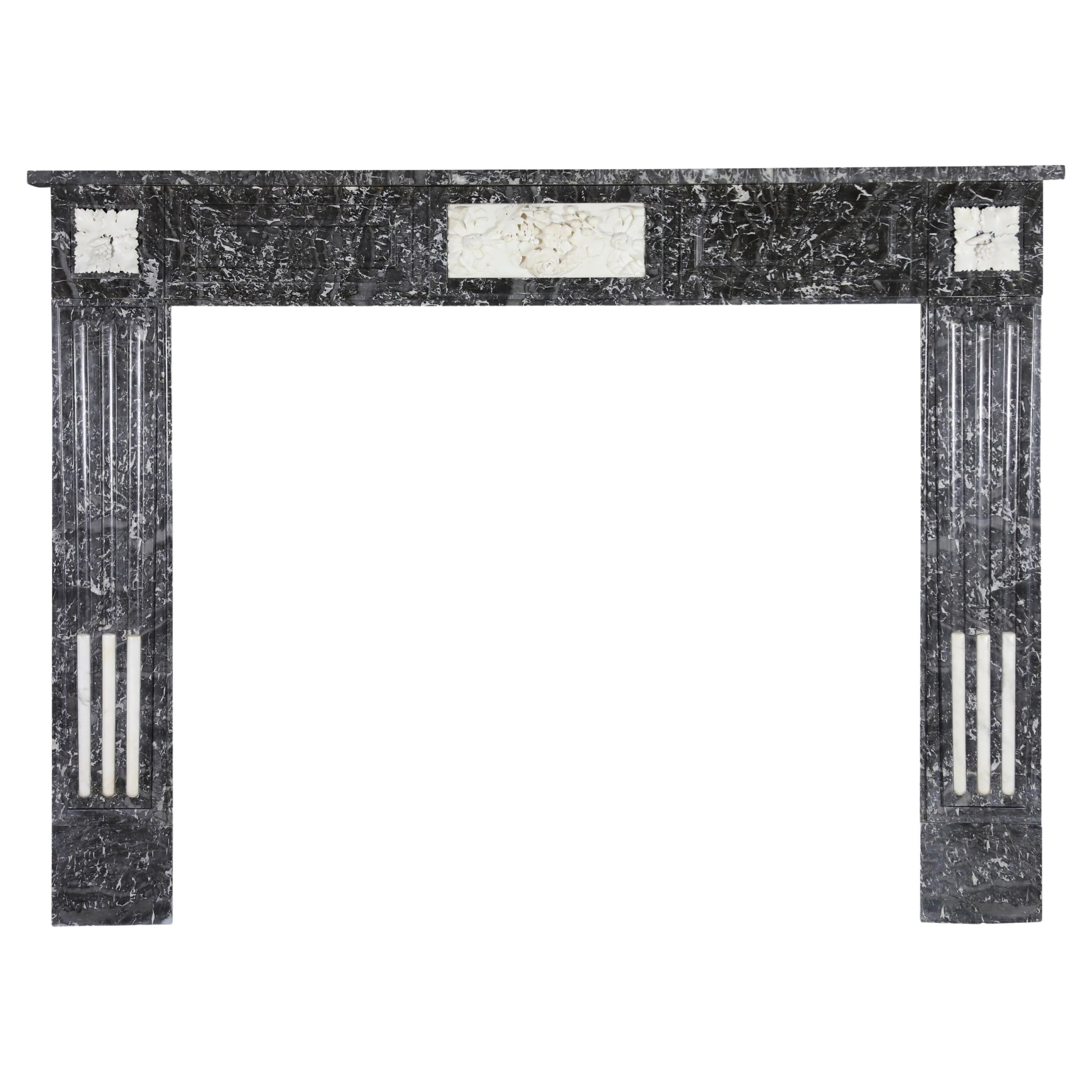 Eleganza belga del 18° secolo: cornice per caminetto in marmo grigio e Whiting