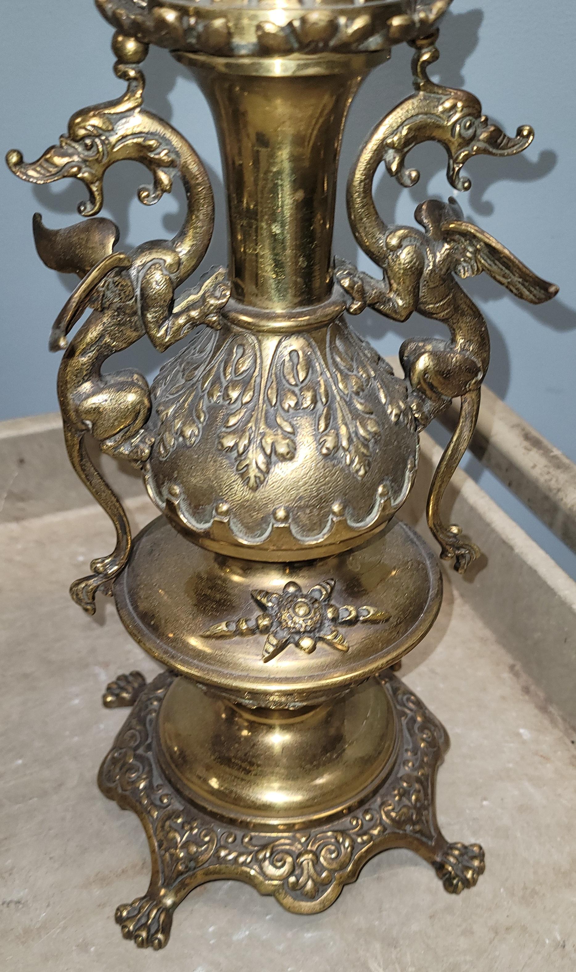 Ensemble de chandeliers Empire belge en métal doré, trois pièces de garniture en vente 1
