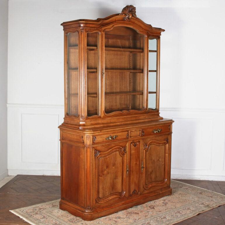 Belgian Fruitwood Buffet & Hutch In Good Condition For Sale In Vancouver, British Columbia