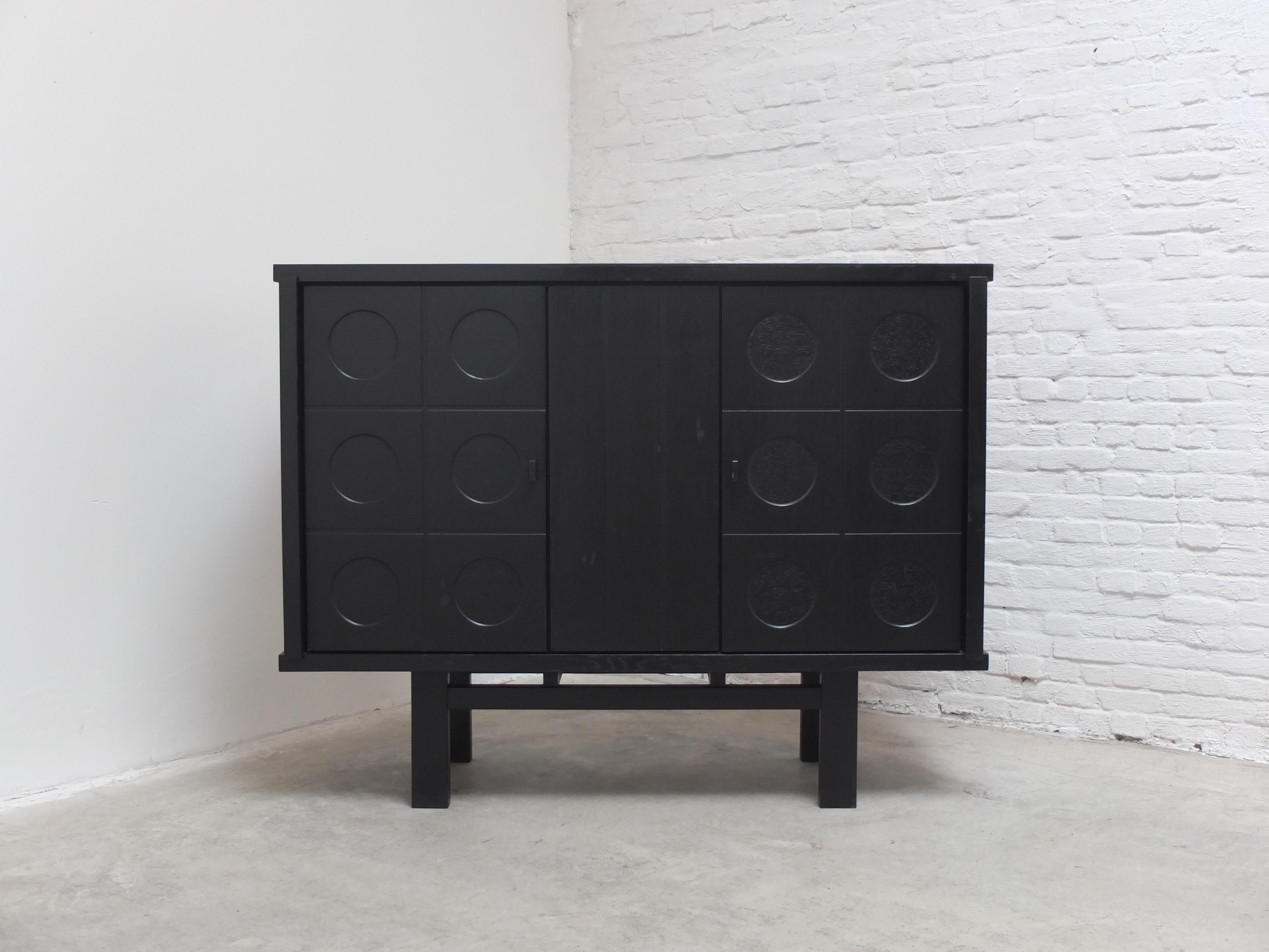 A stunning graphical cabinet in black stained oak produced in Belgium during the 1970s. Often attributed to Belgian manufacturer ‘De Coene’. The beautiful geometric patterns on the doors give this cabinet a strong and decorative expression. In very