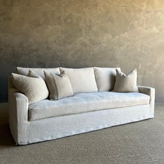 Belgisches Sofa mit quadratischen Armlehnen und Daunenkissen mit Leinenüberzug in Greige