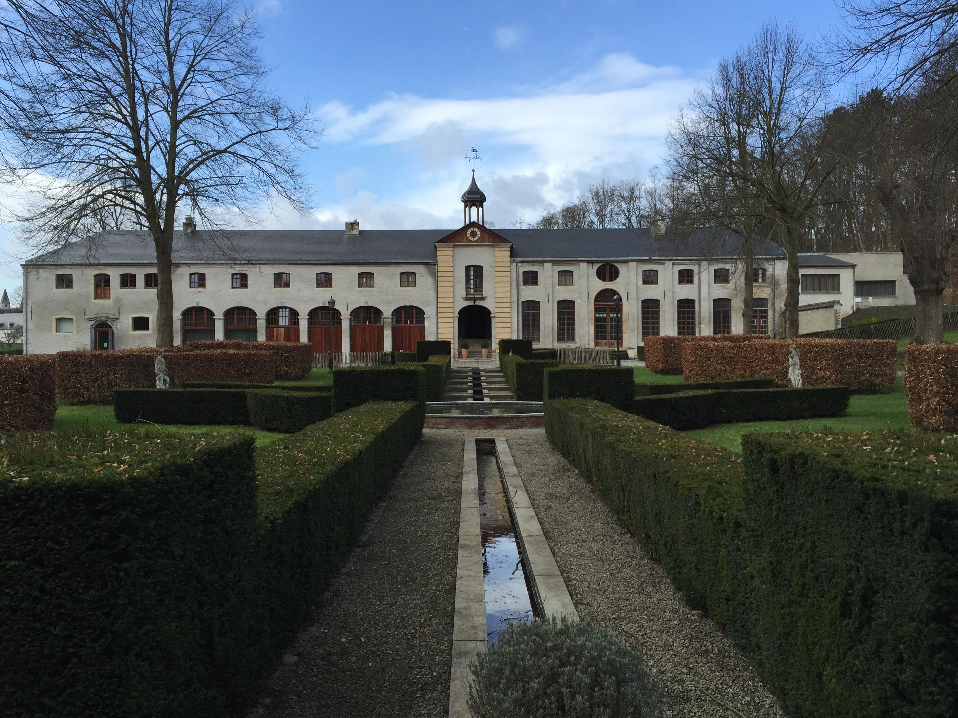 Cheminée belge en marbre gris récupérée dans le château de Neerijse Excellent état - En vente à Beervelde, BE