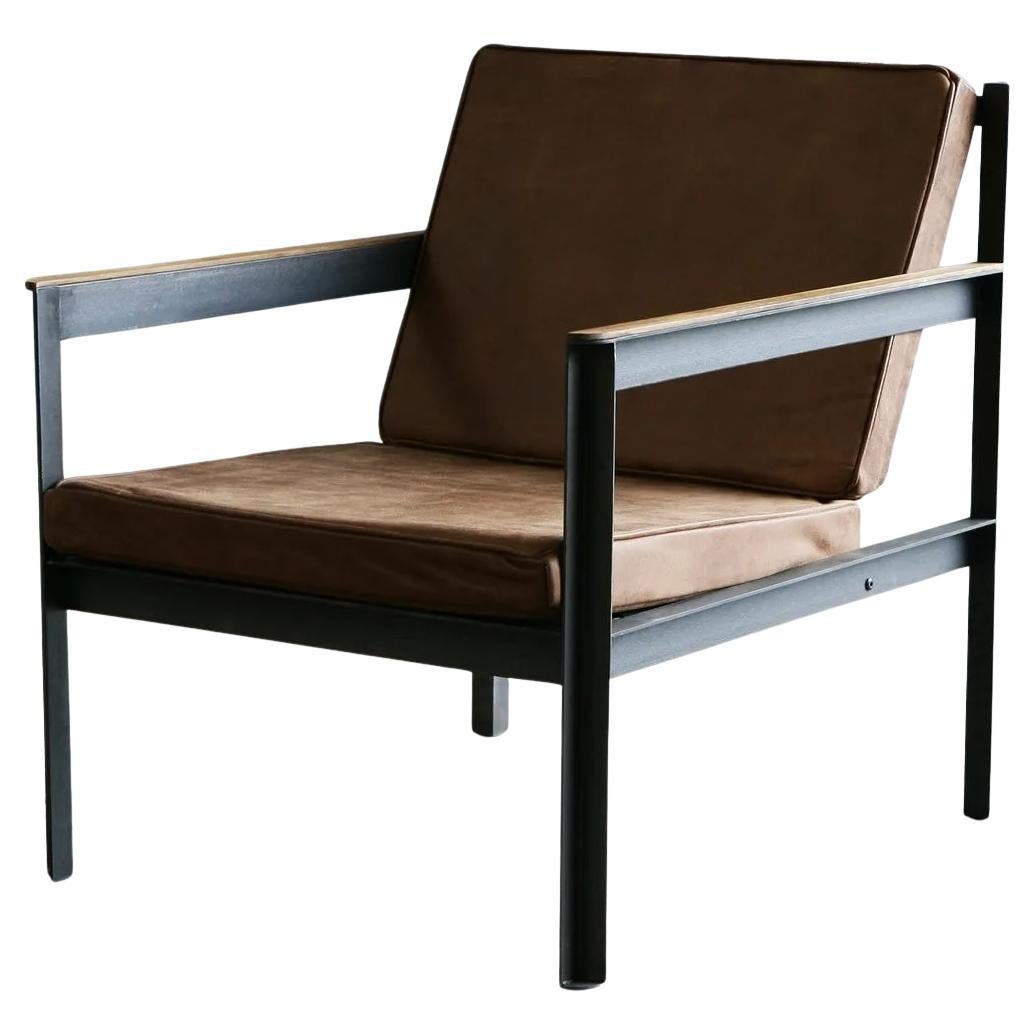 Sillón Cargo belga hecho a mano en  Lienzo encerado o (Consulta nuestros otros anuncios)
Subestimada. Intransigente. Inolvidable.
Este sillón Cargo, meticulosamente elaborado, es la quintaesencia del minimalismo belga: despojado de excesos, pero