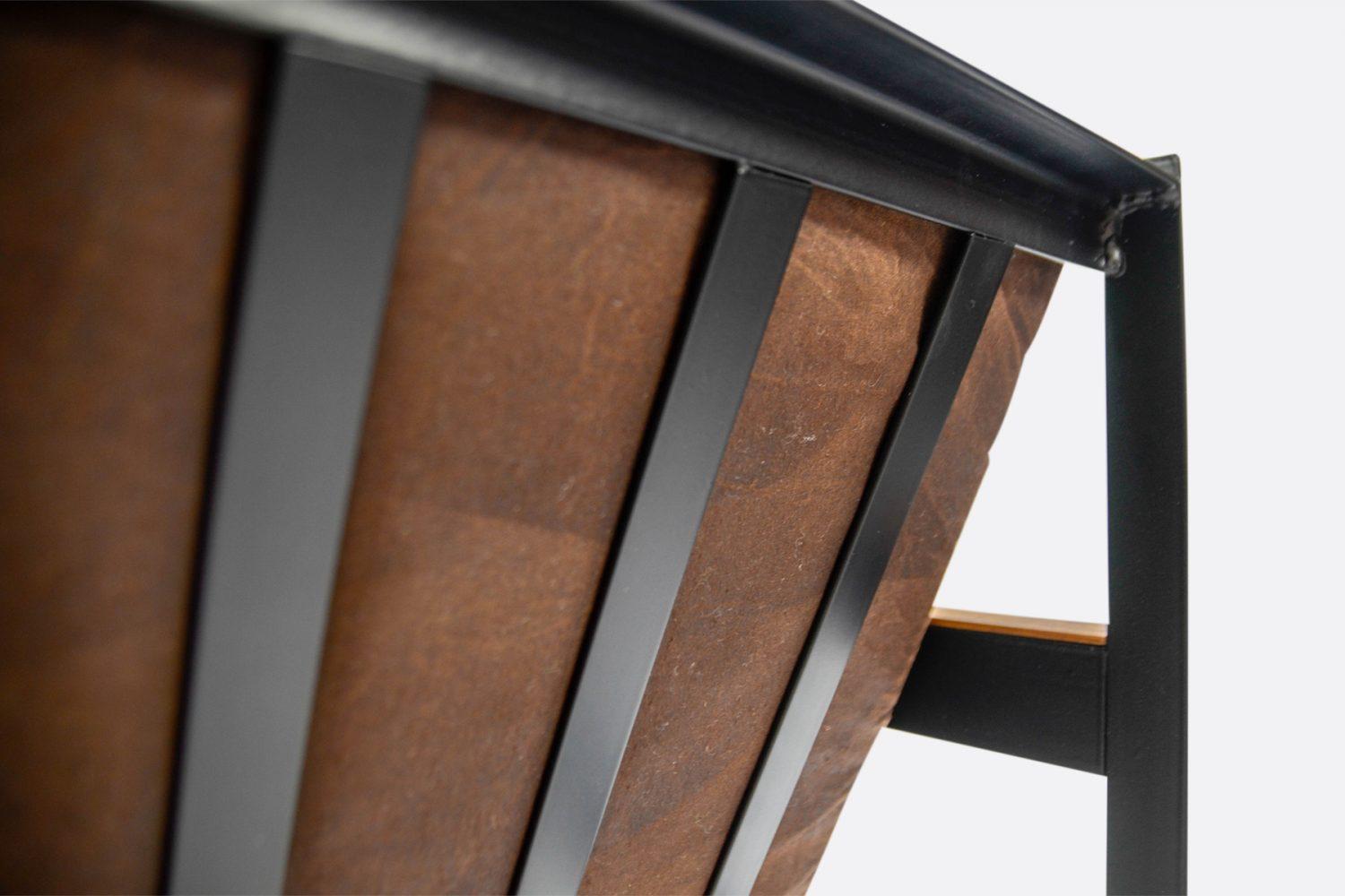 Sillón Cargo belga hecho a mano en lona encerada marrón oscuro en Nuevo estado para la venta en Bonita Springs, FL