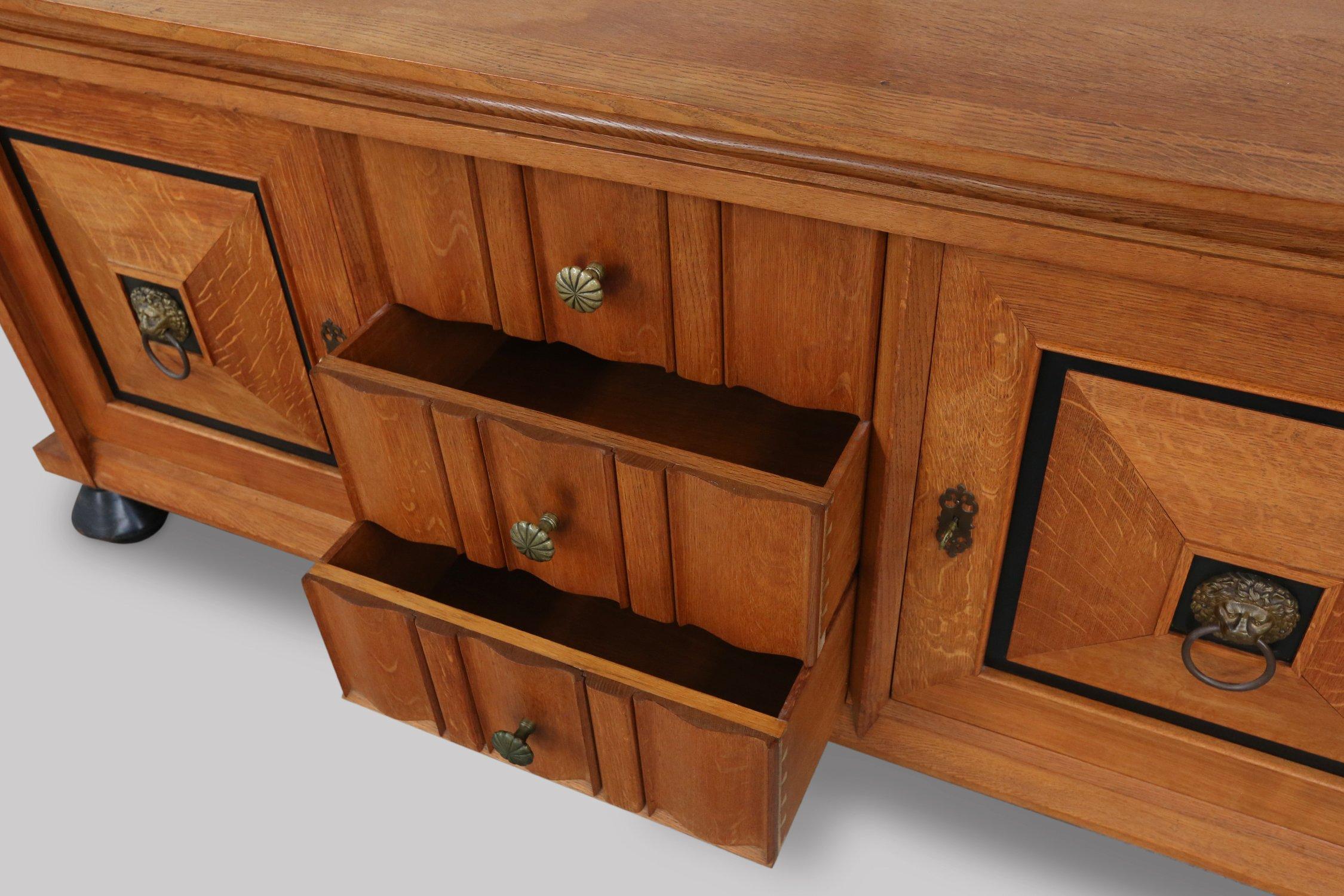 Belgisches Sideboard im späten Art déco Stil aus massiver Eiche und Messingdetails im Angebot 5