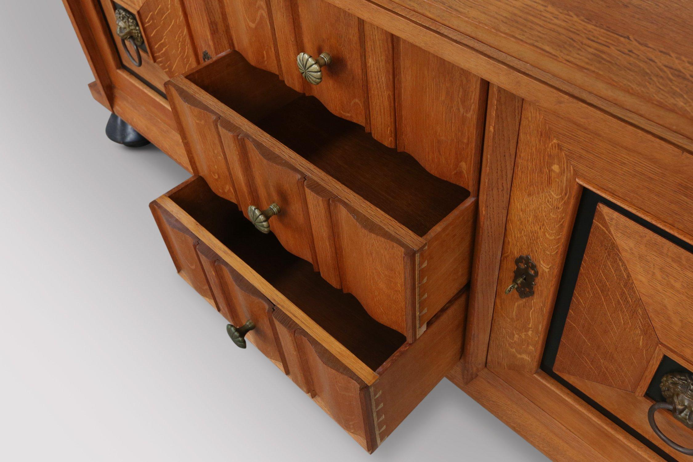 Belgisches Sideboard im späten Art déco Stil aus massiver Eiche und Messingdetails im Angebot 6