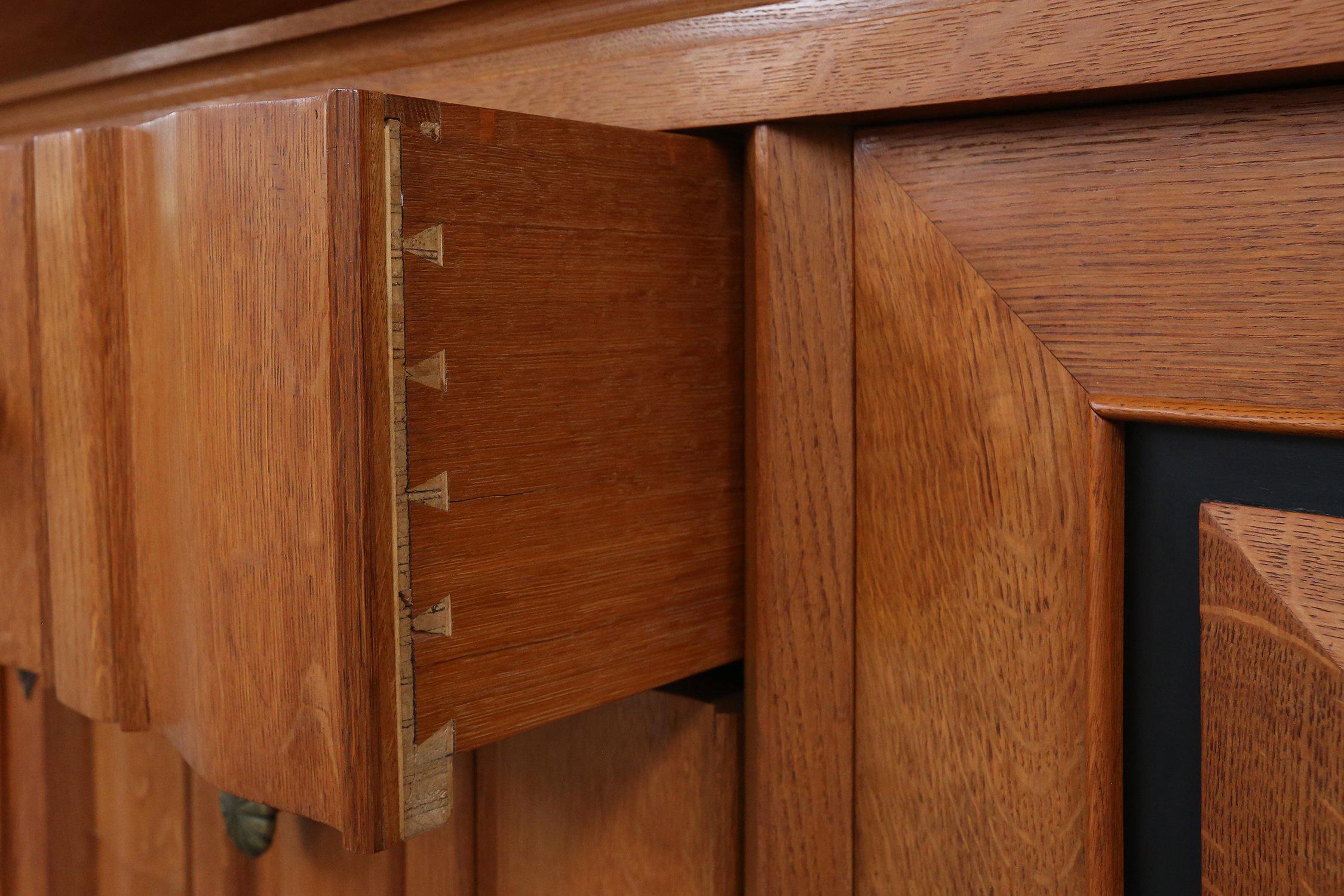 Belgisches Sideboard im späten Art déco Stil aus massiver Eiche und Messingdetails im Angebot 7