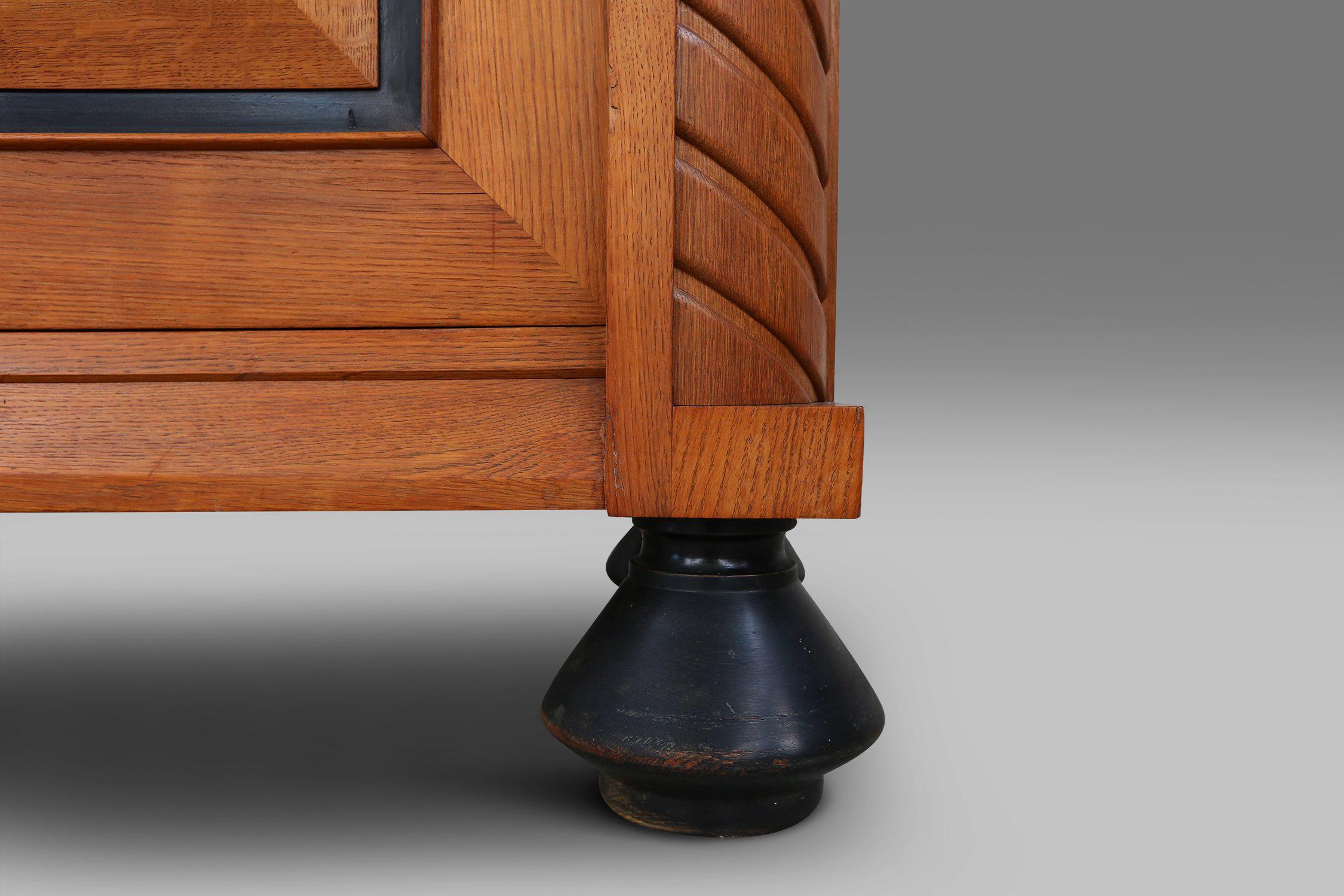 Belgisches Sideboard im späten Art déco Stil aus massiver Eiche und Messingdetails im Angebot 10