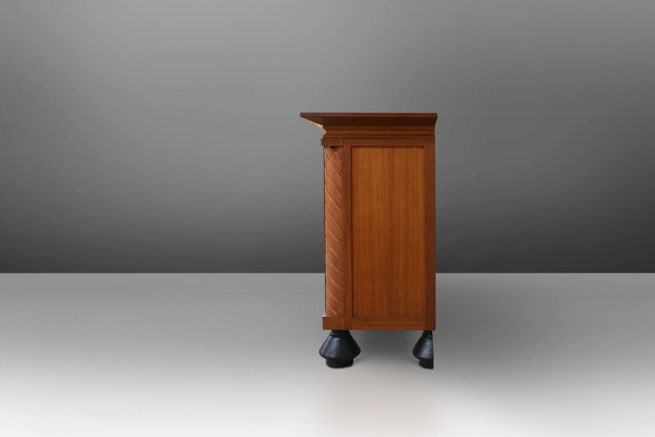 Belgisches Sideboard im späten Art déco Stil aus massiver Eiche und Messingdetails (Geschnitzt) im Angebot