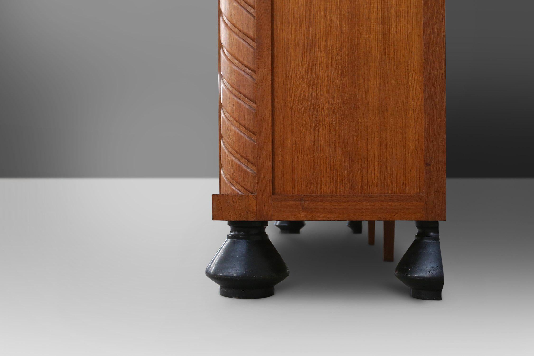 Belgisches Sideboard im späten Art déco Stil aus massiver Eiche und Messingdetails (Mitte des 20. Jahrhunderts) im Angebot