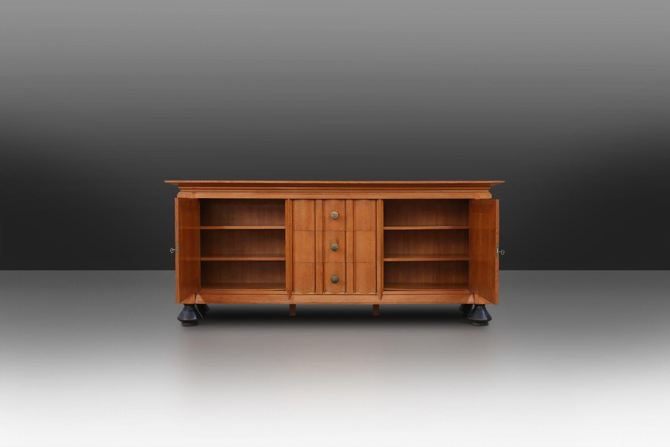 Belgisches Sideboard im späten Art déco Stil aus massiver Eiche und Messingdetails im Angebot 1