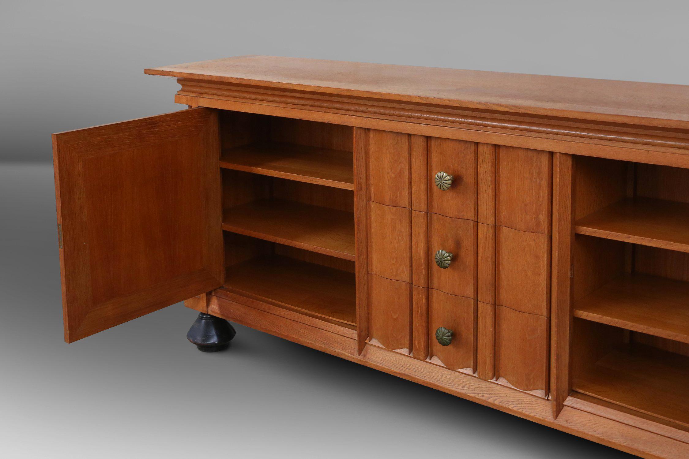 Belgisches Sideboard im späten Art déco Stil aus massiver Eiche und Messingdetails im Angebot 2