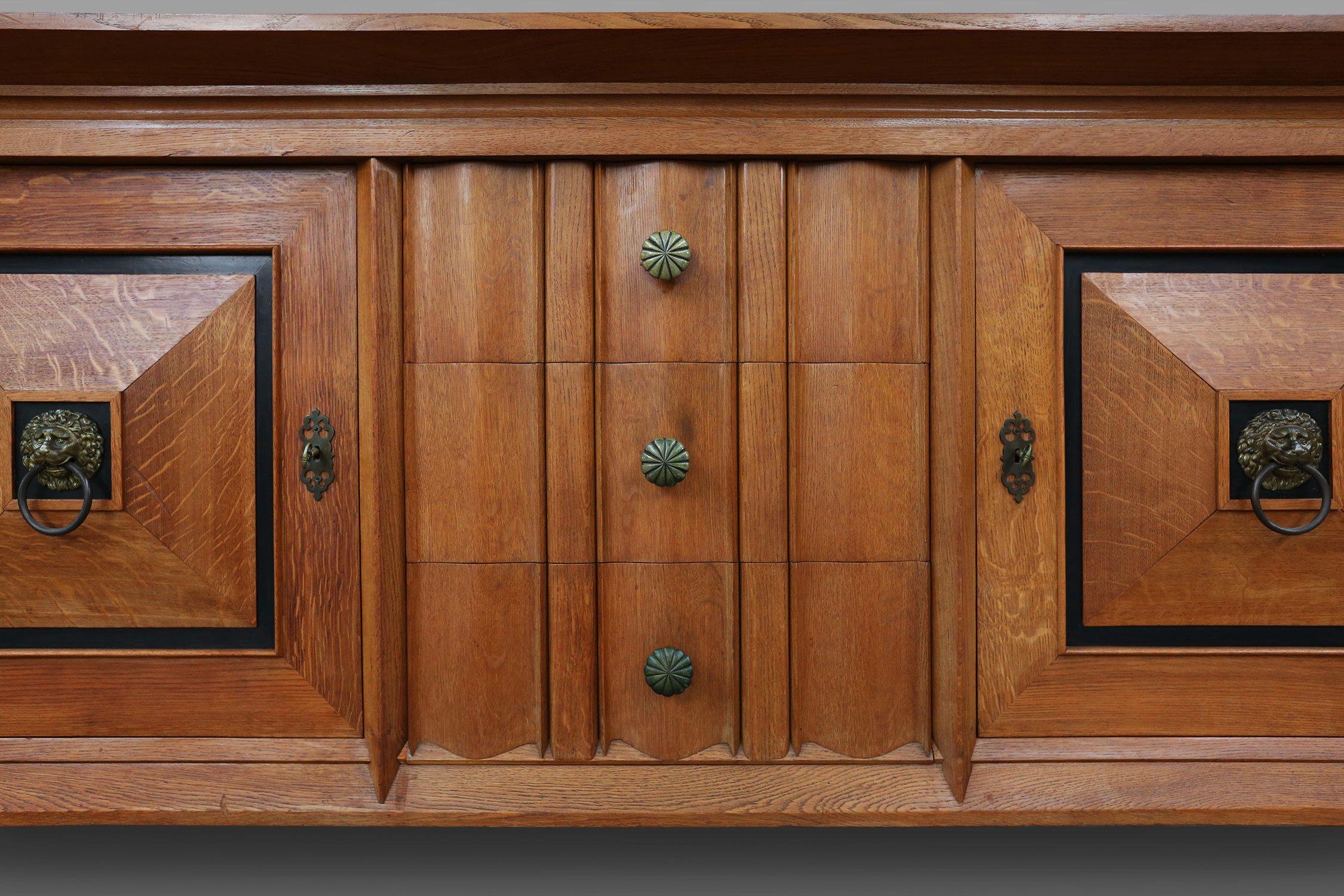 Belgisches Sideboard im späten Art déco Stil aus massiver Eiche und Messingdetails im Angebot 4
