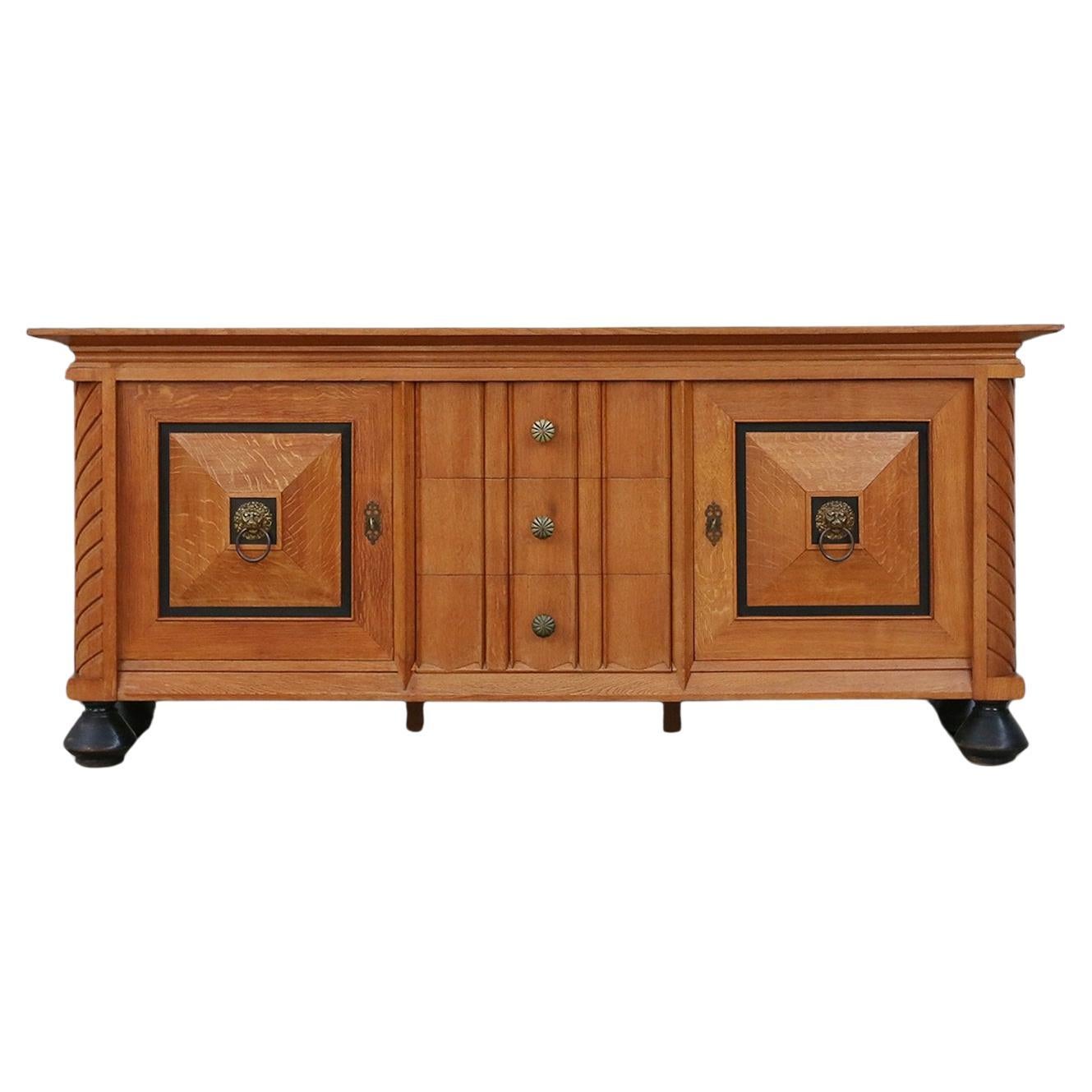 Belgisches Sideboard im späten Art déco Stil aus massiver Eiche und Messingdetails im Angebot