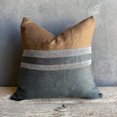Il cuscino Aloutte in lino belga a righe include un inserto in piuma d'oca