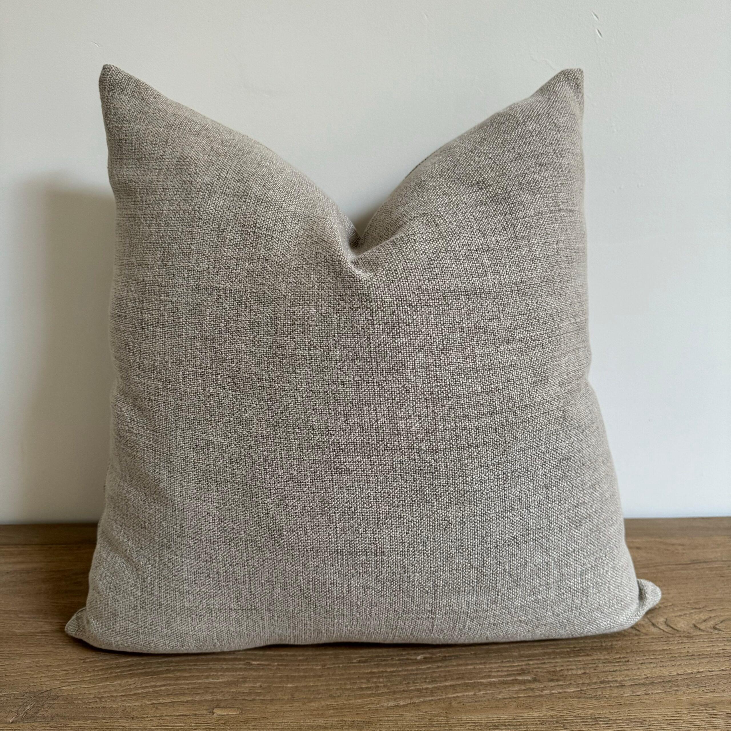 Cuscino in misto lino di colore naturale con finitura stone wash.
Chiusura con cerniera in ottone antico
Cuciture overlocked.
Include un inserto in piuma d'oca
Colore: Nature / Lino
Dimensioni: 22x22
51.000 Sfregamenti doppi
Estremamente morbido