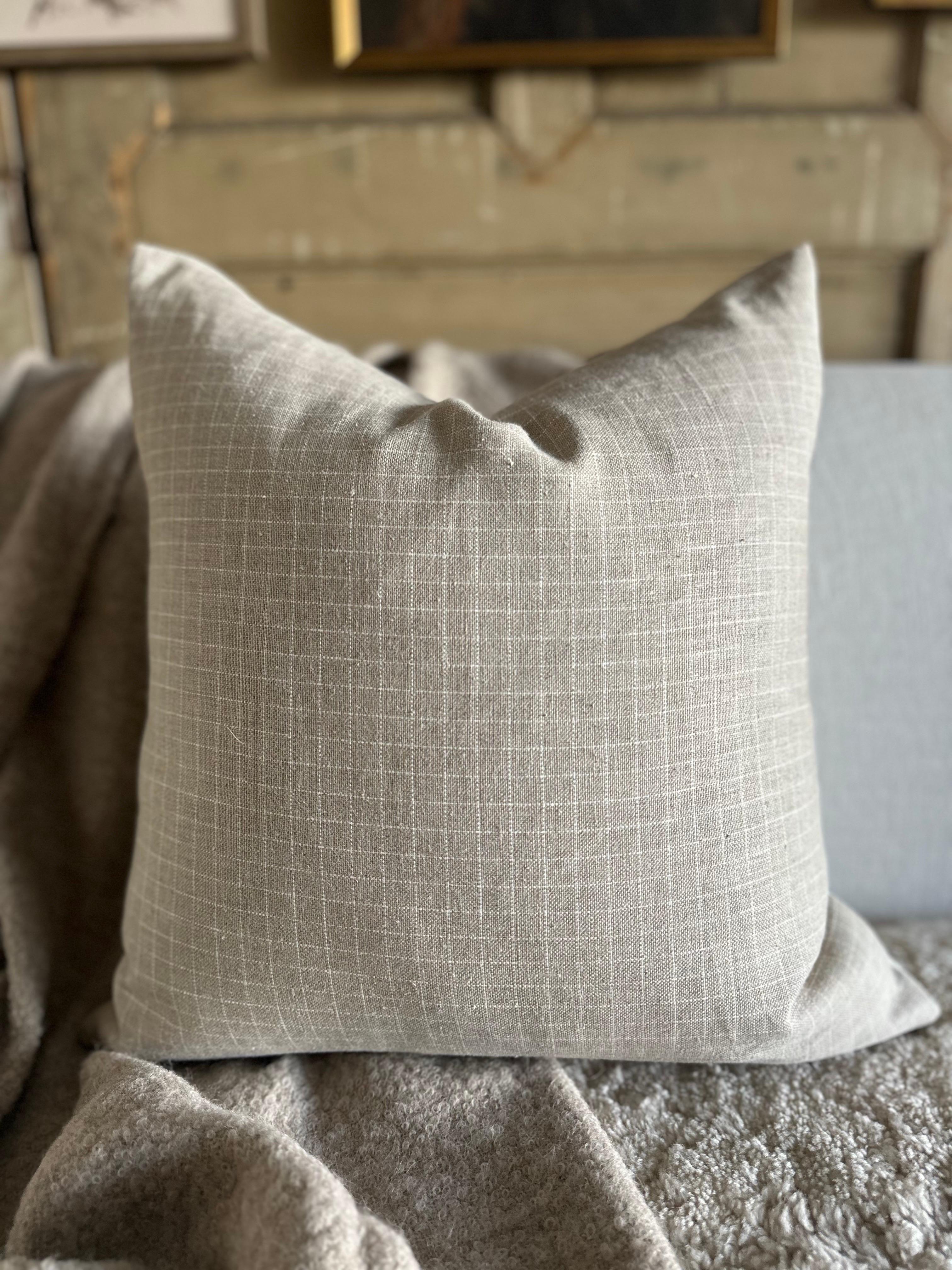 Cuscino a quadri in lino belga in bianco e naturale con inserto in piuma d'oca in vendita 2