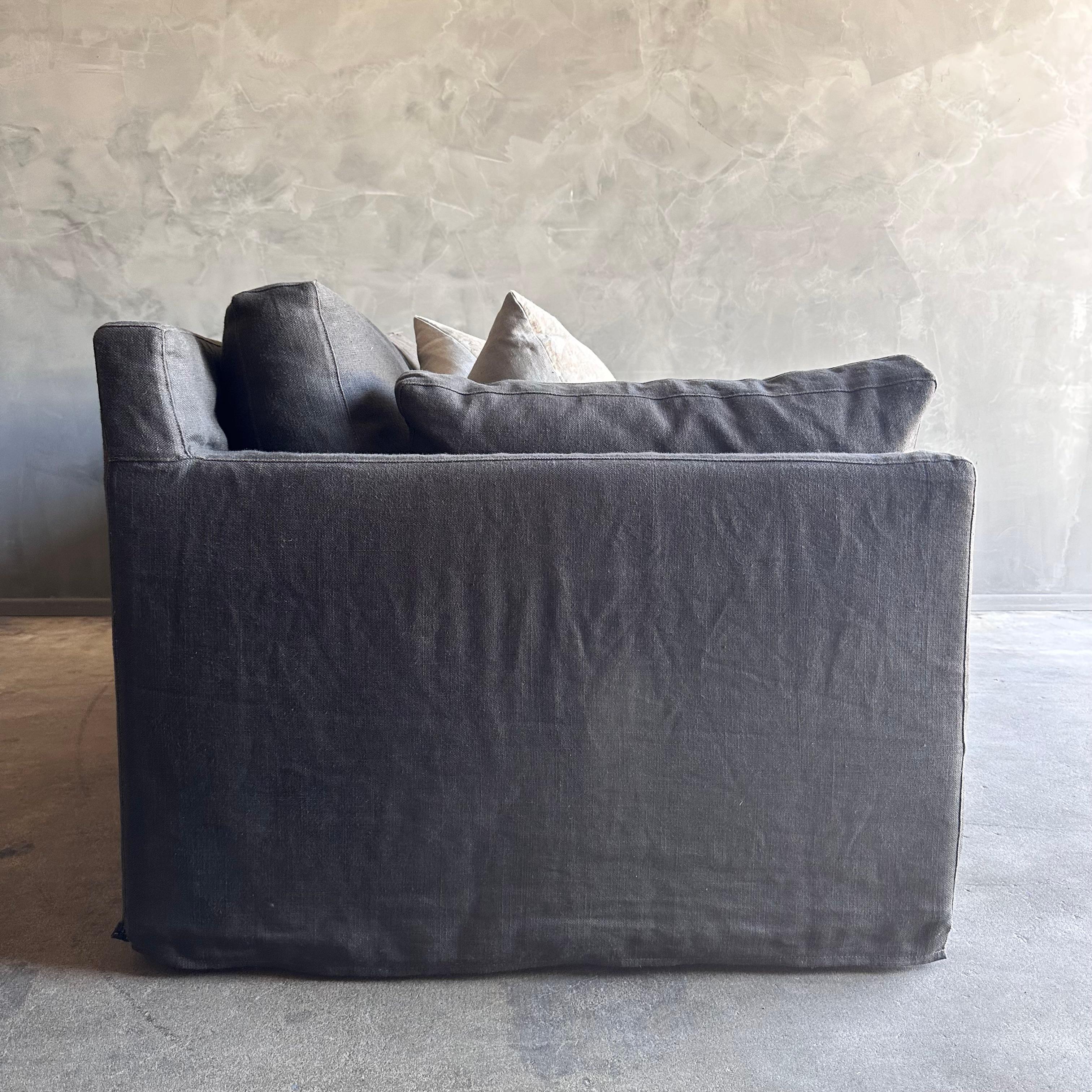 Belgisches Leinen-Slip-Sofa mit quadratischen Armlehnen und Daunenkissen im Angebot 6