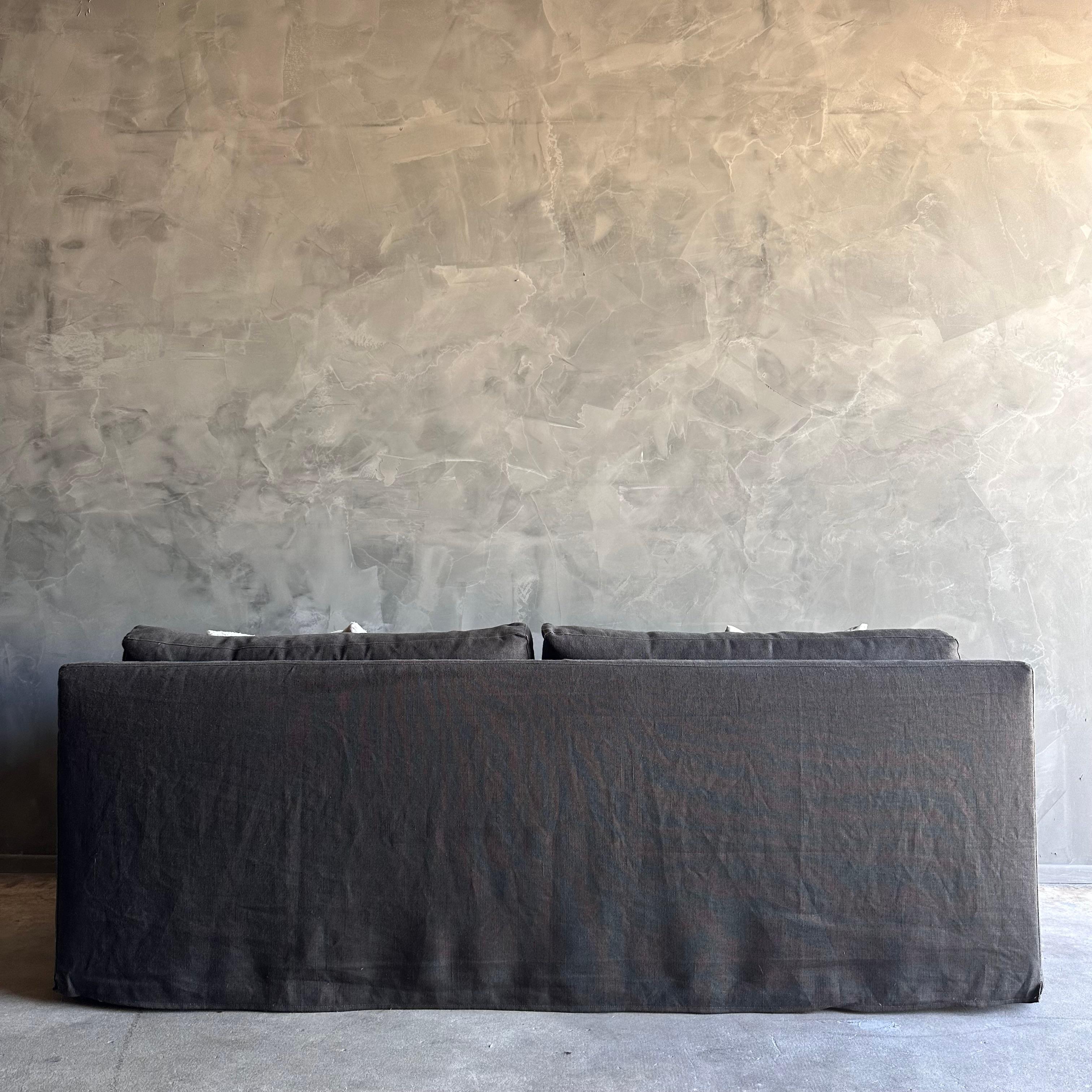Belgisches Leinen-Slip-Sofa mit quadratischen Armlehnen und Daunenkissen im Angebot 7