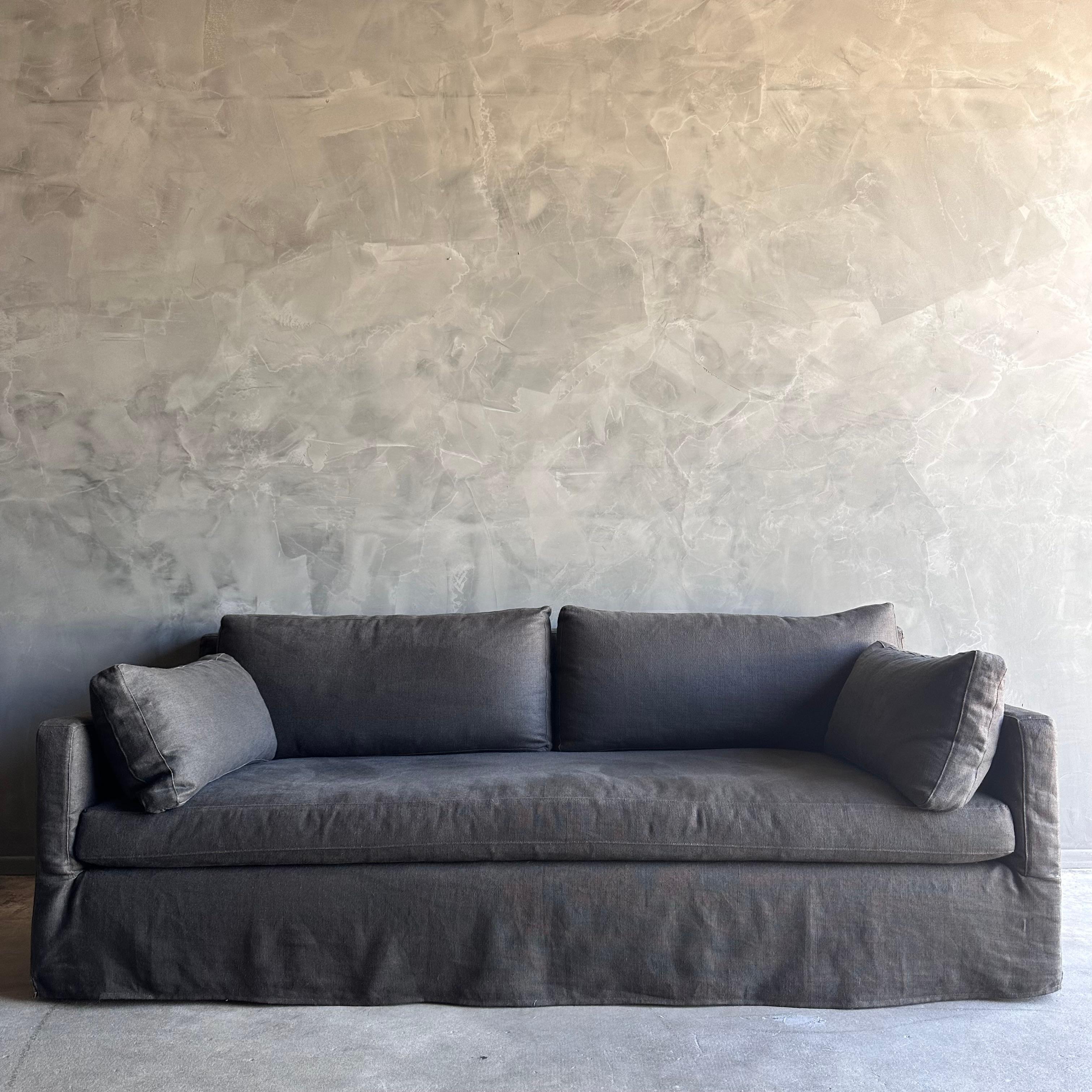 Belgisches Leinen-Slip-Sofa mit quadratischen Armlehnen und Daunenkissen im Zustand „Neu“ im Angebot in Old Town Orange, CA