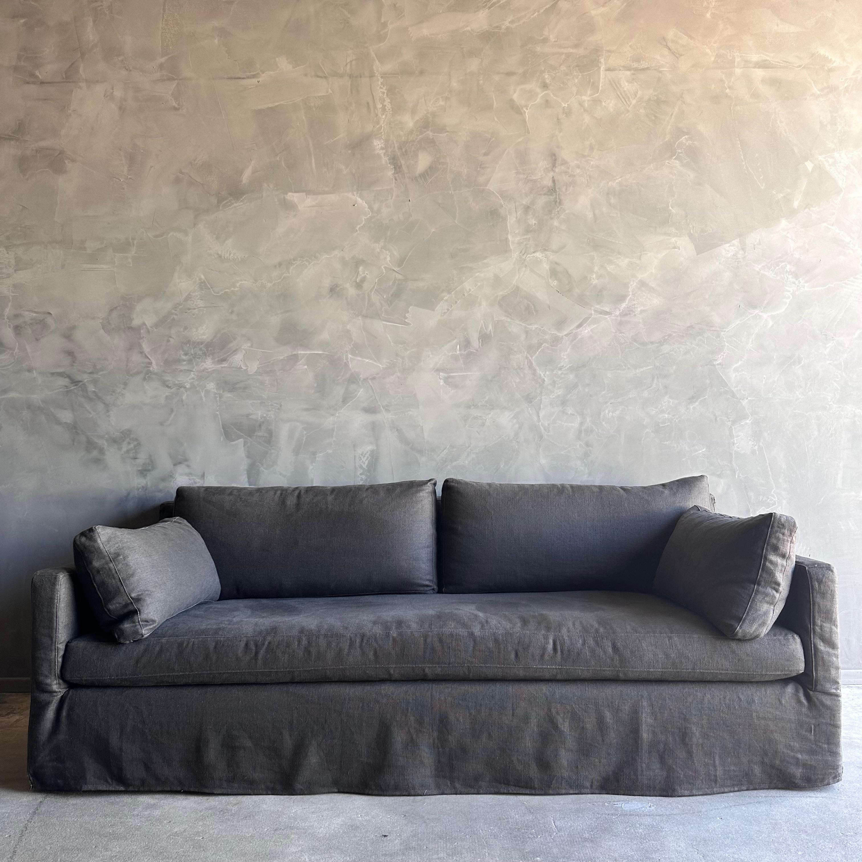 Belgisches Leinen-Slip-Sofa mit quadratischen Armlehnen und Daunenkissen (21. Jahrhundert und zeitgenössisch) im Angebot