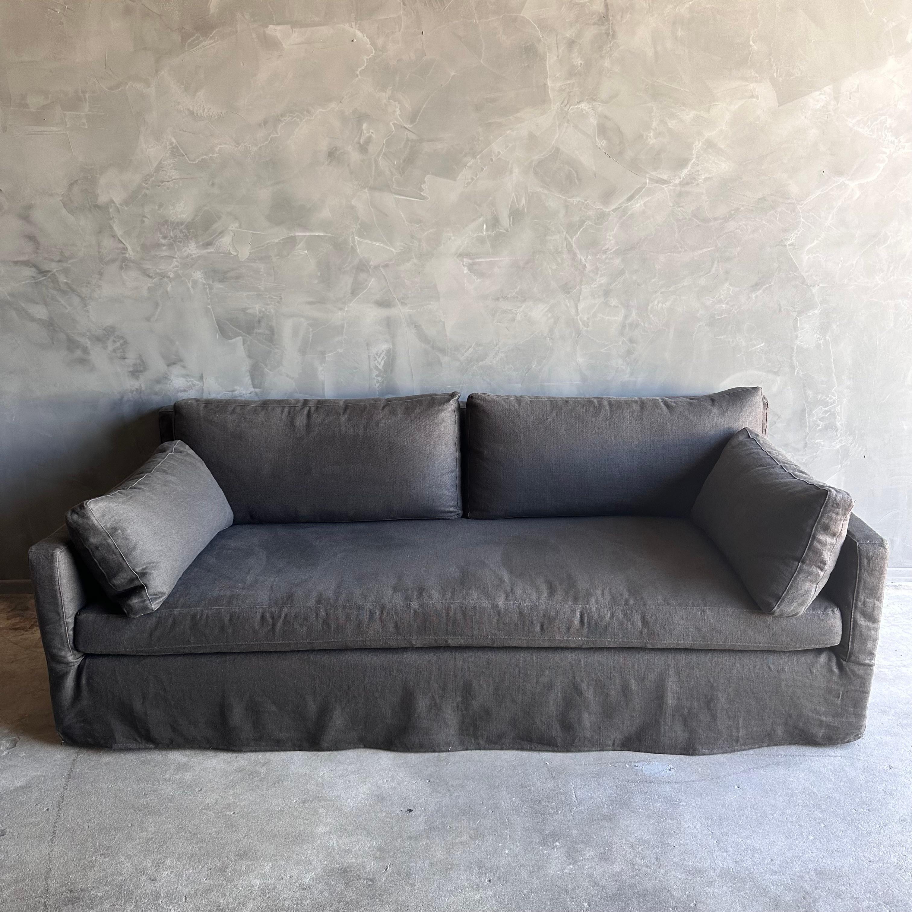 Belgisches Leinen-Slip-Sofa mit quadratischen Armlehnen und Daunenkissen (Baumwolle) im Angebot