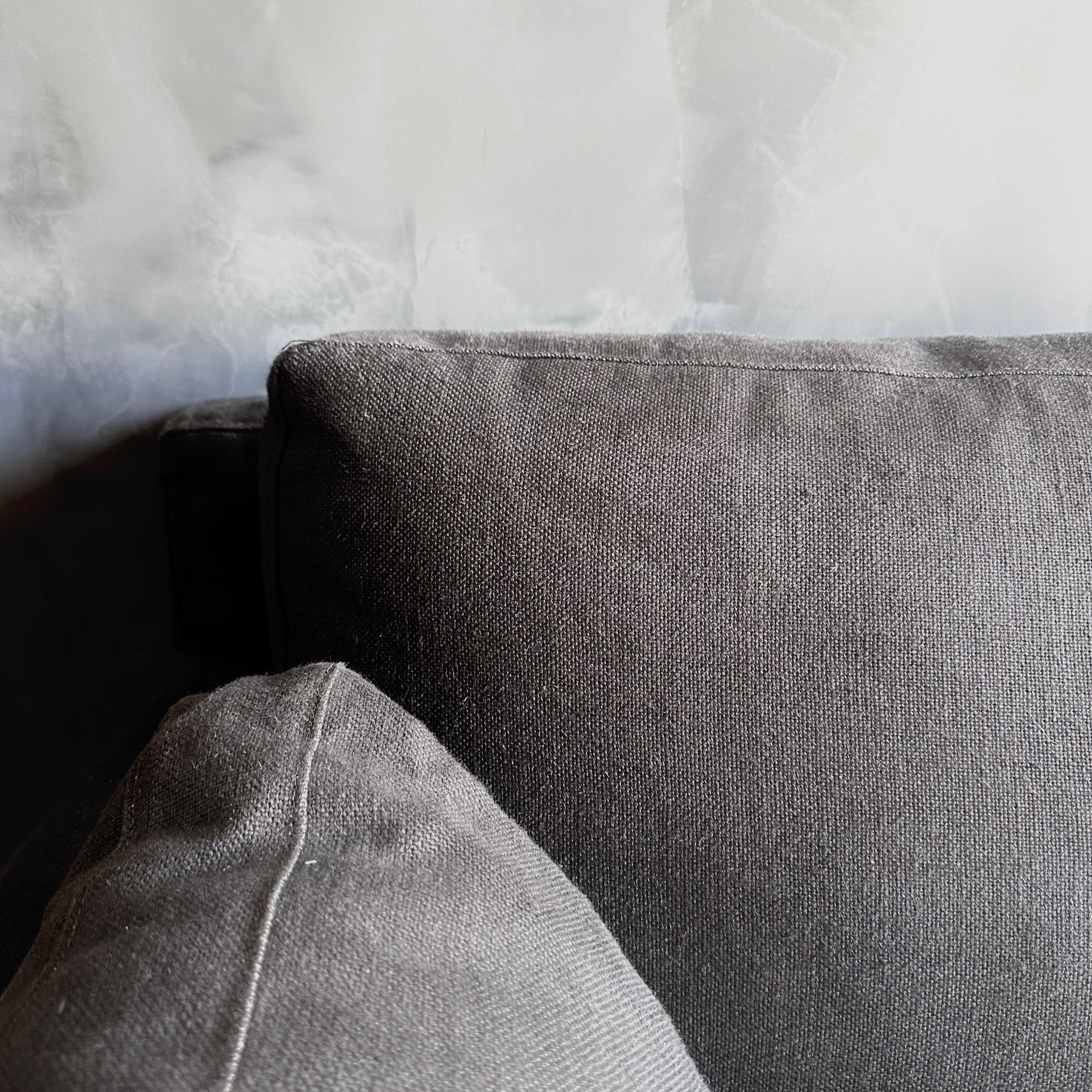 Belgisches Leinen-Slip-Sofa mit quadratischen Armlehnen und Daunenkissen im Angebot 2