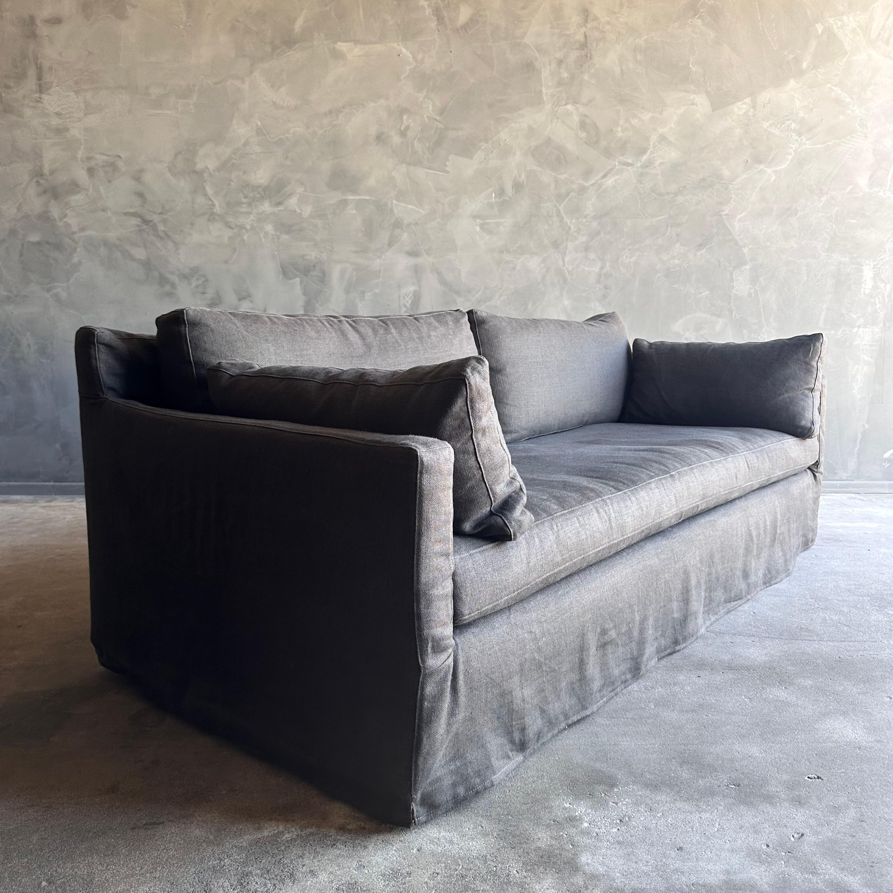 Belgisches Leinen-Slip-Sofa mit quadratischen Armlehnen und Daunenkissen im Angebot 3