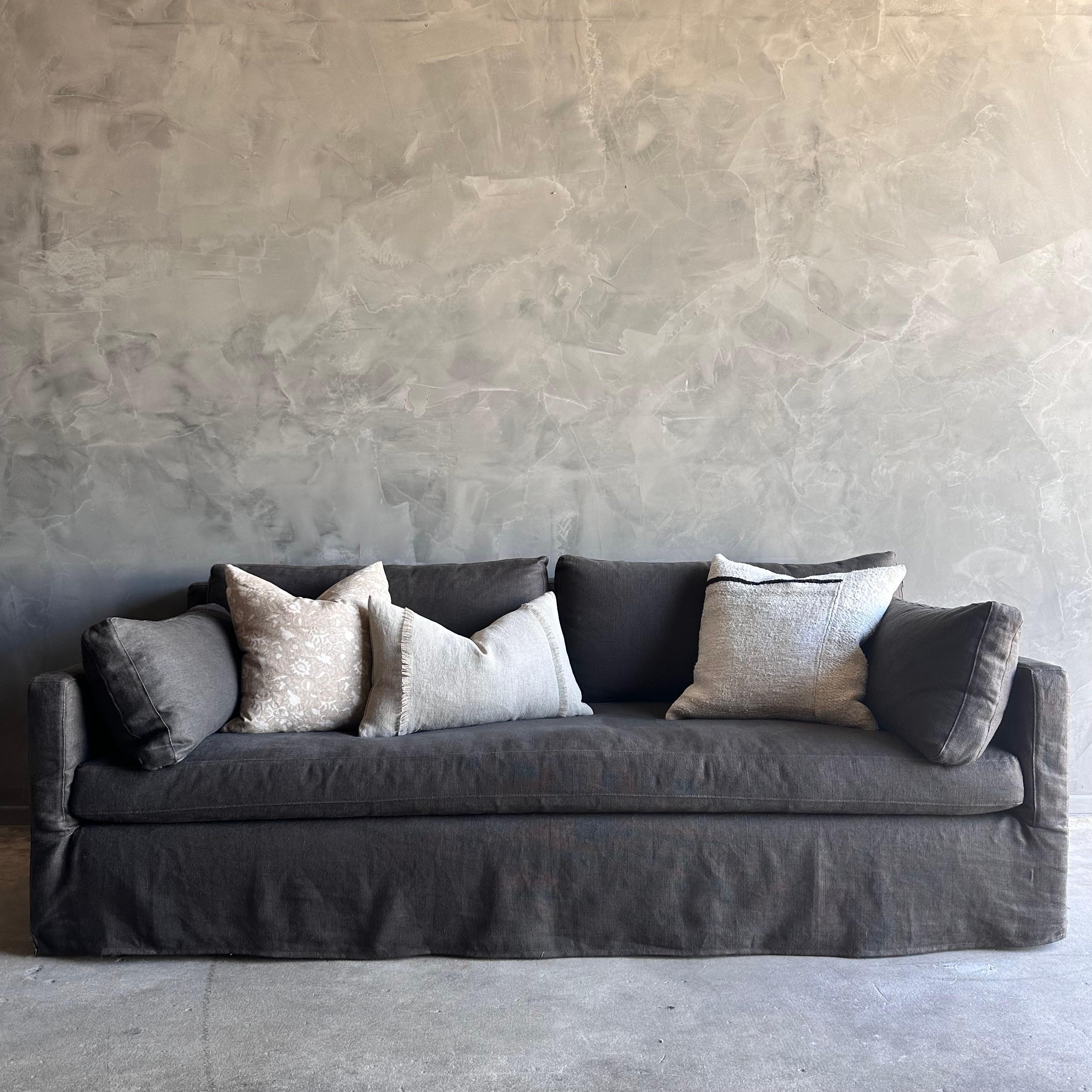 Belgisches Leinen-Slip-Sofa mit quadratischen Armlehnen und Daunenkissen im Angebot 4