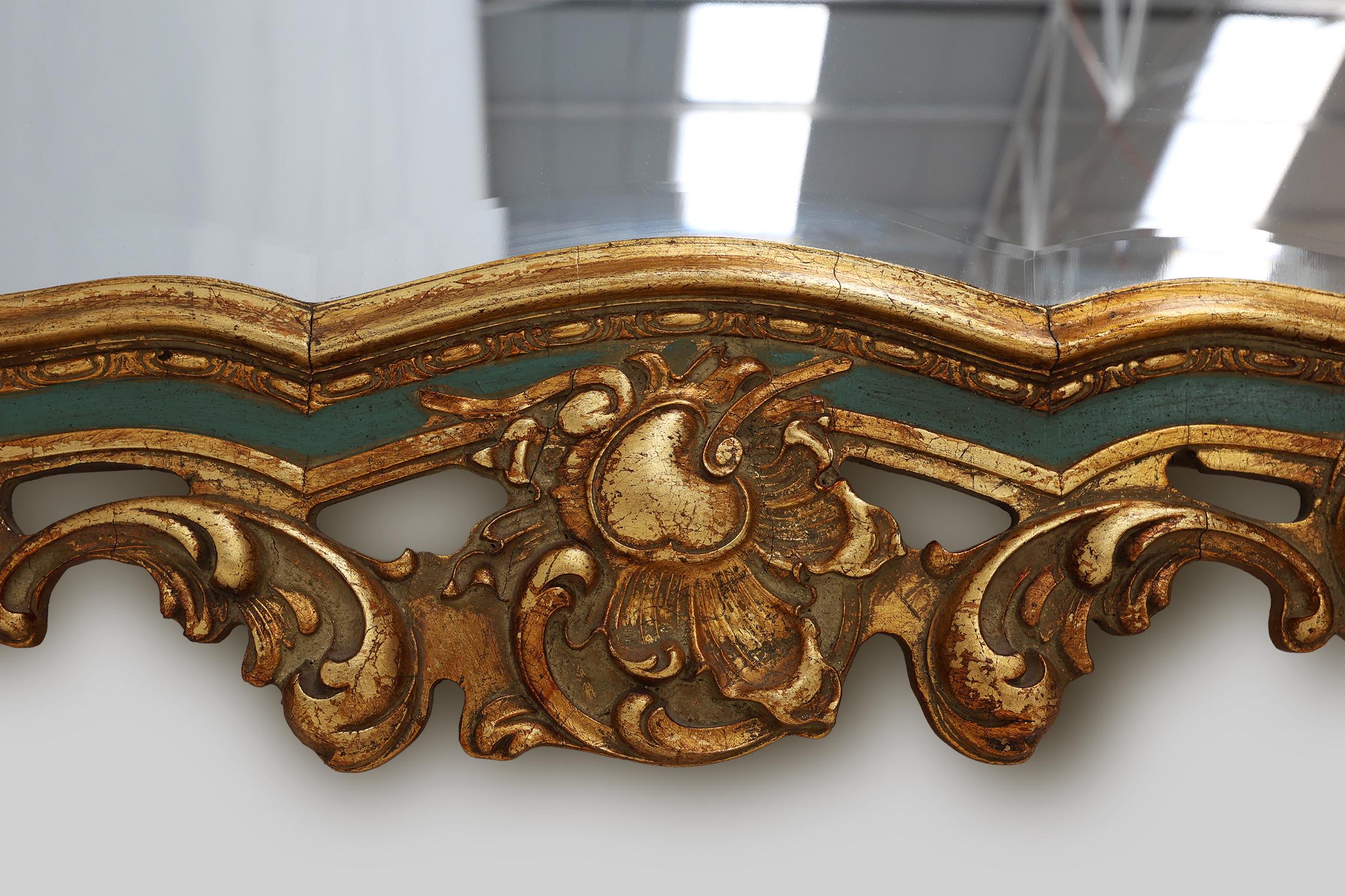 Biseauté Miroir doré baroque belge de style Louis XV avec Label 