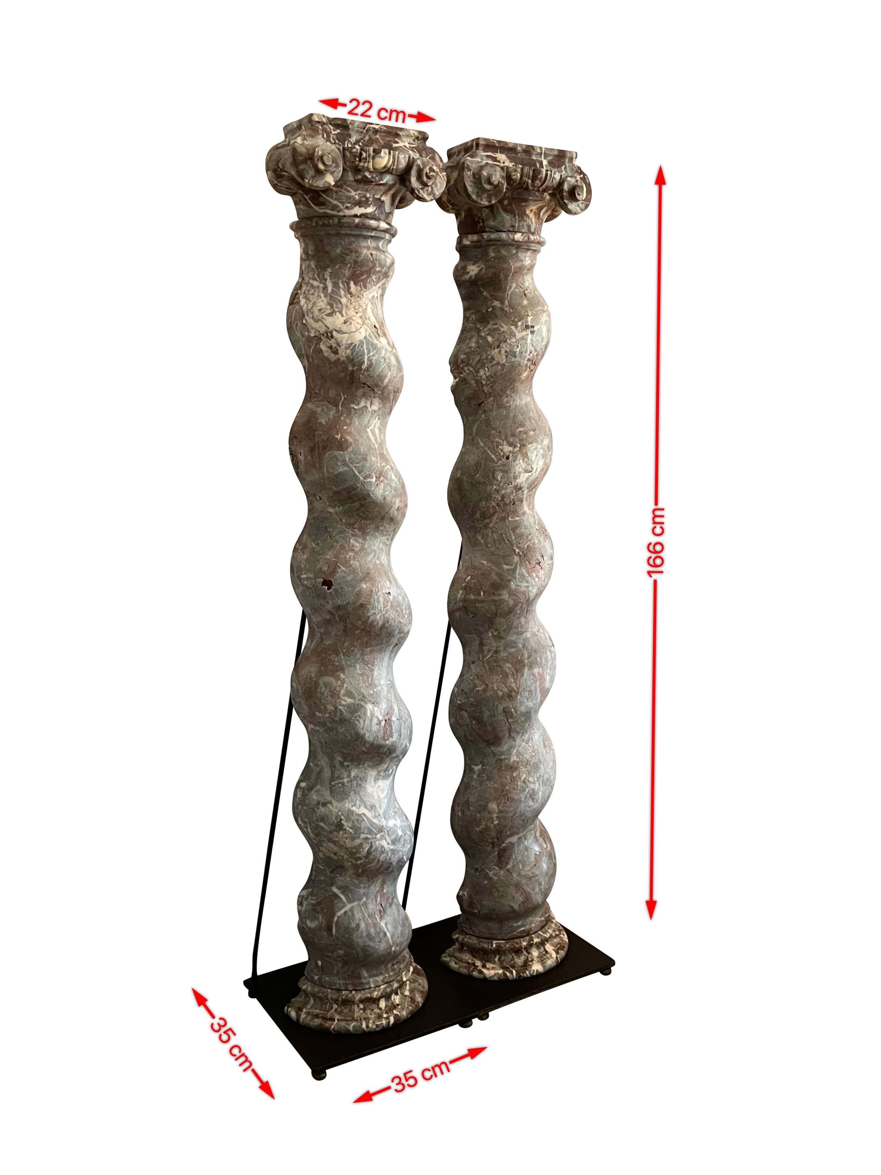 Reichhaltige Halbsäulen aus belgischem Saint-Remy-Marmor aus der Renaissance für eine eklektische Inneneinrichtung. Diese 2 originalen antiken Säulen aus dem 16. Jahrhundert sind auf einem Ständer montiert und haben eine Art rohen Aspekt. Diese