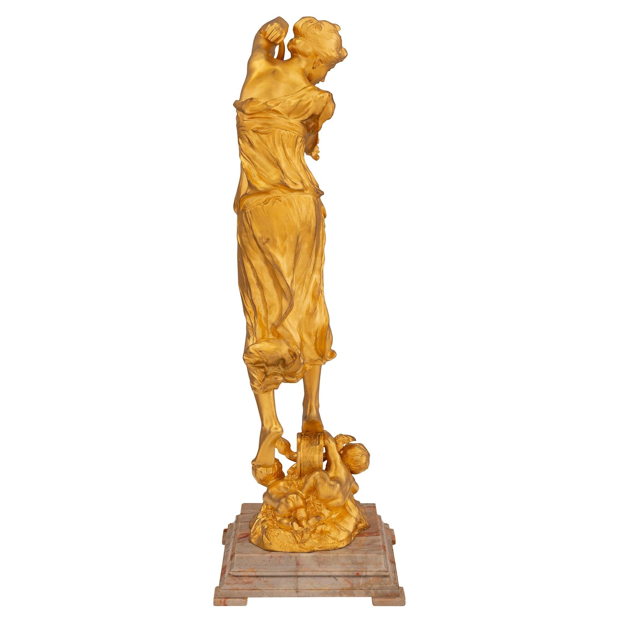 Statue belge en bronze doré et marbre sarrancolin de style Louis XVI du milieu du 19e siècle Bon état - En vente à West Palm Beach, FL