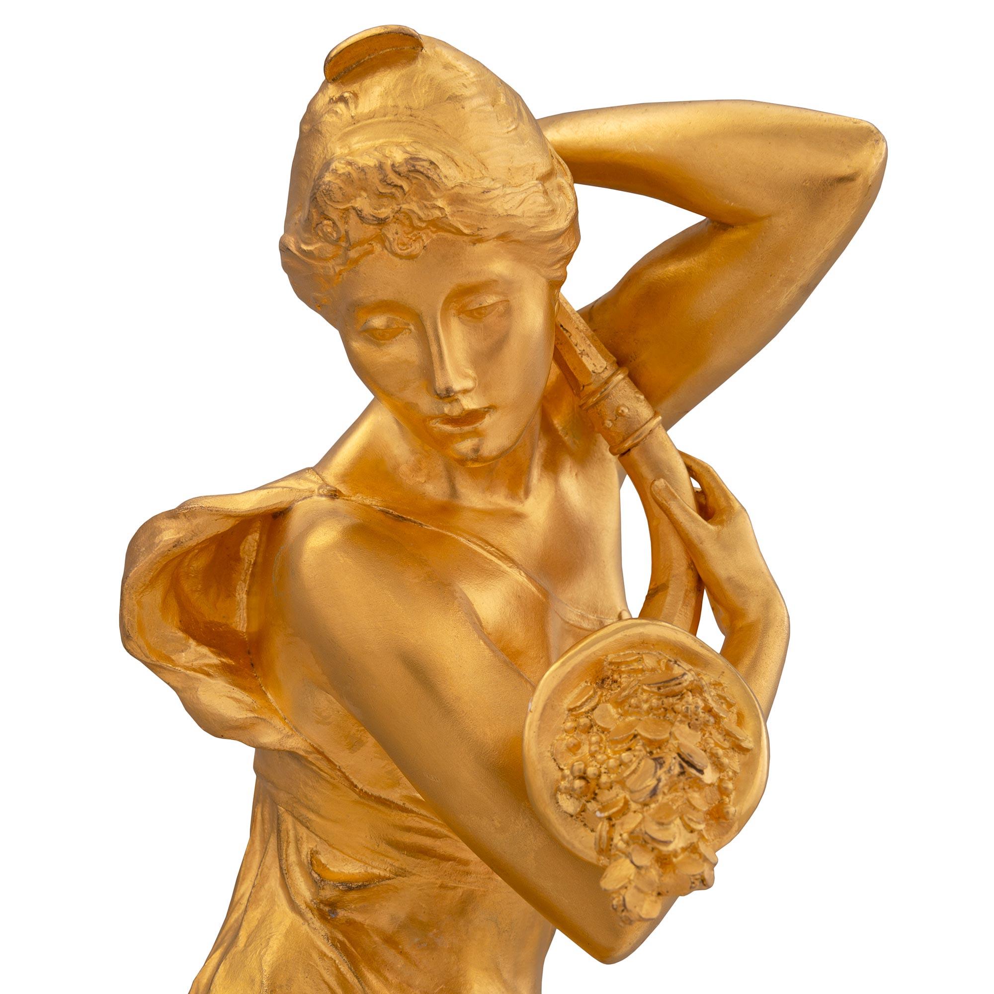 XIXe siècle Statue belge en bronze doré et marbre sarrancolin de style Louis XVI du milieu du 19e siècle en vente