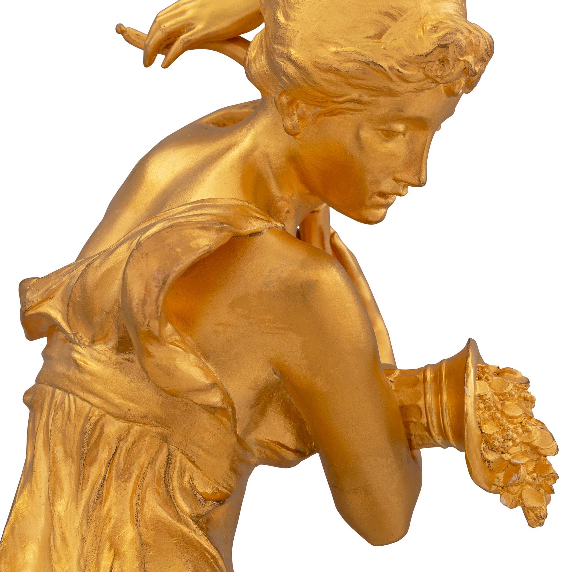Bronze doré Statue belge en bronze doré et marbre sarrancolin de style Louis XVI du milieu du 19e siècle en vente