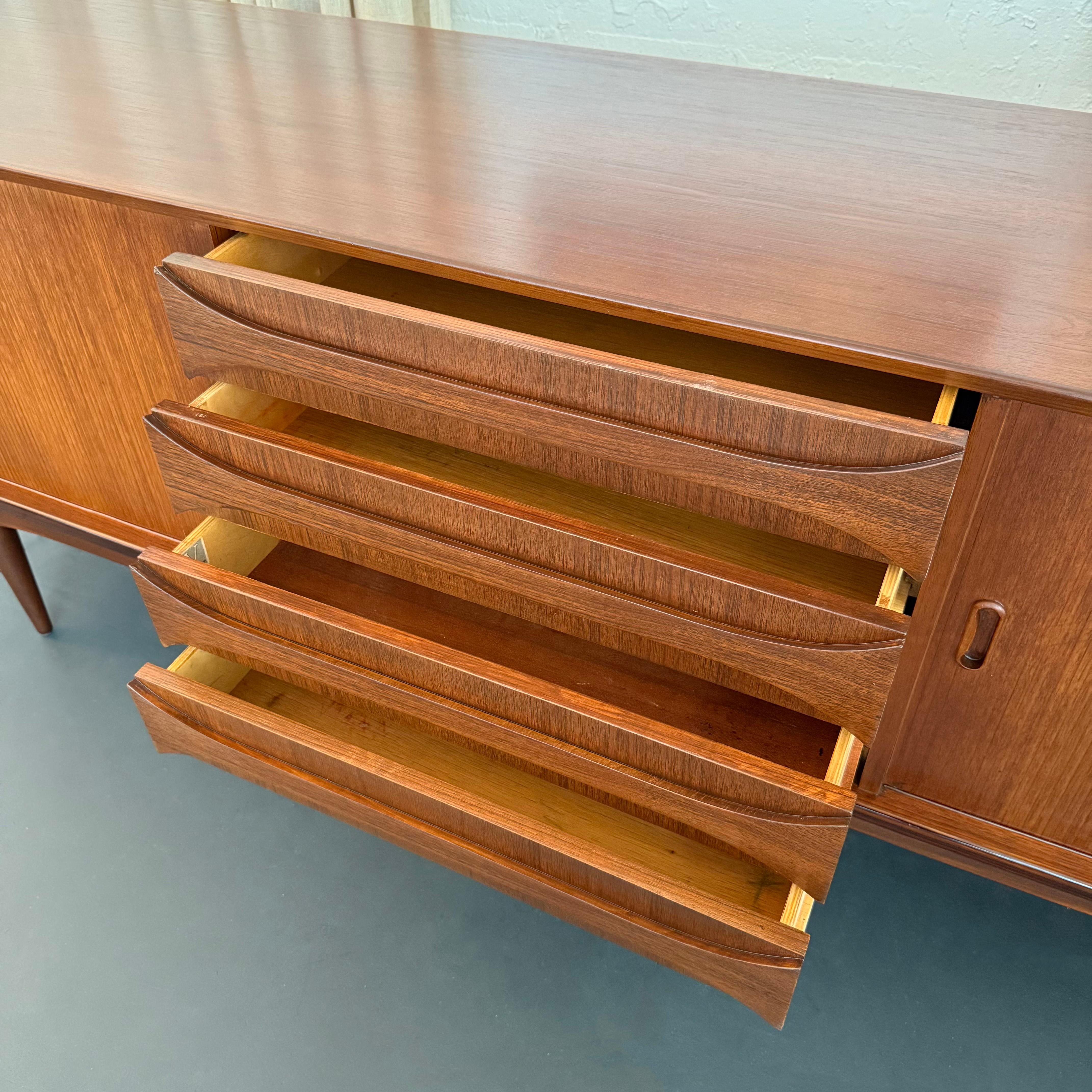 Buffet crédence en teck moderne belge du milieu du siècle par Oswald Vermaercke, V-Form en vente 3