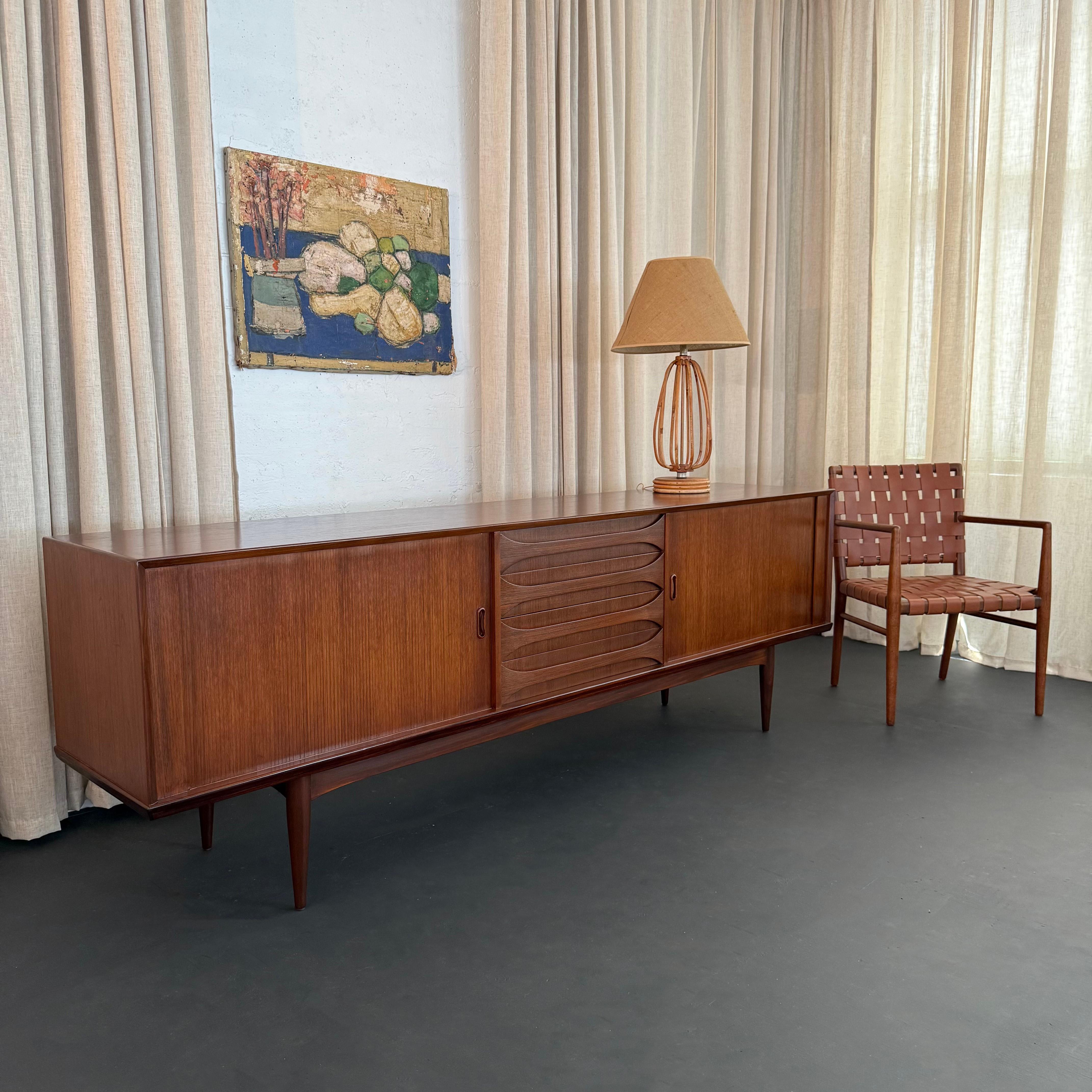 Mid-Century Modern Buffet crédence en teck moderne belge du milieu du siècle par Oswald Vermaercke, V-Form en vente