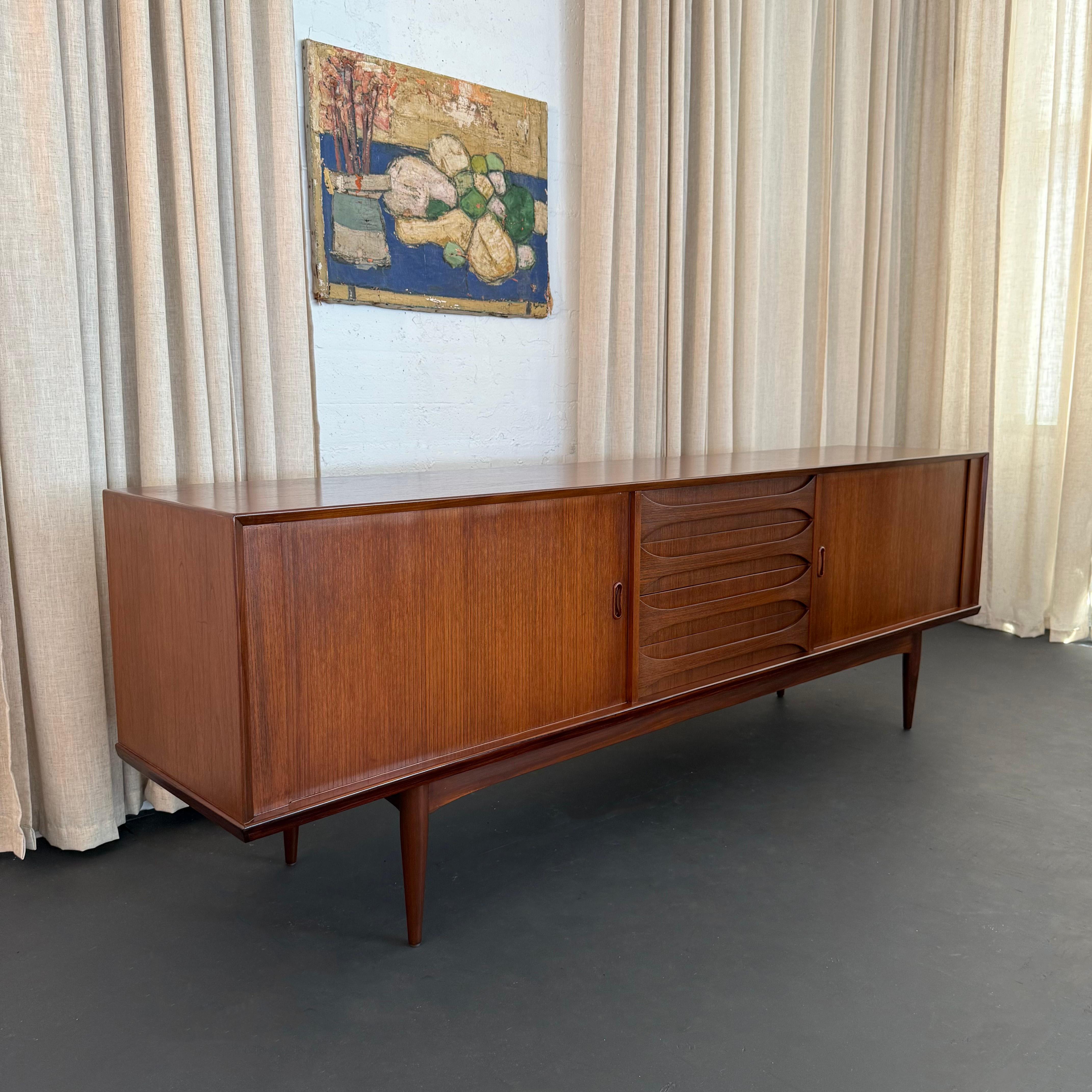 Belge Buffet crédence en teck moderne belge du milieu du siècle par Oswald Vermaercke, V-Form en vente