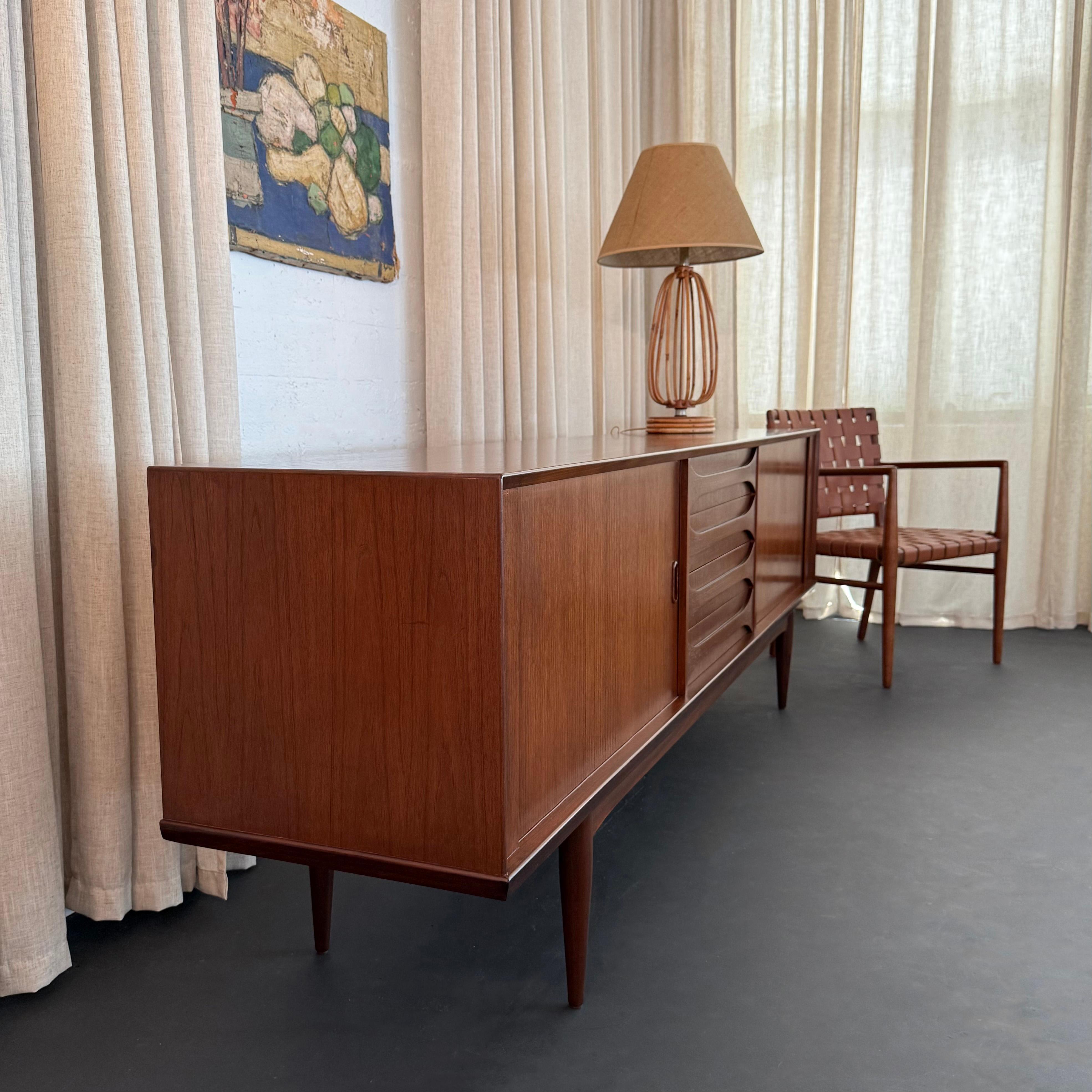 Buffet crédence en teck moderne belge du milieu du siècle par Oswald Vermaercke, V-Form Bon état - En vente à Brooklyn, NY