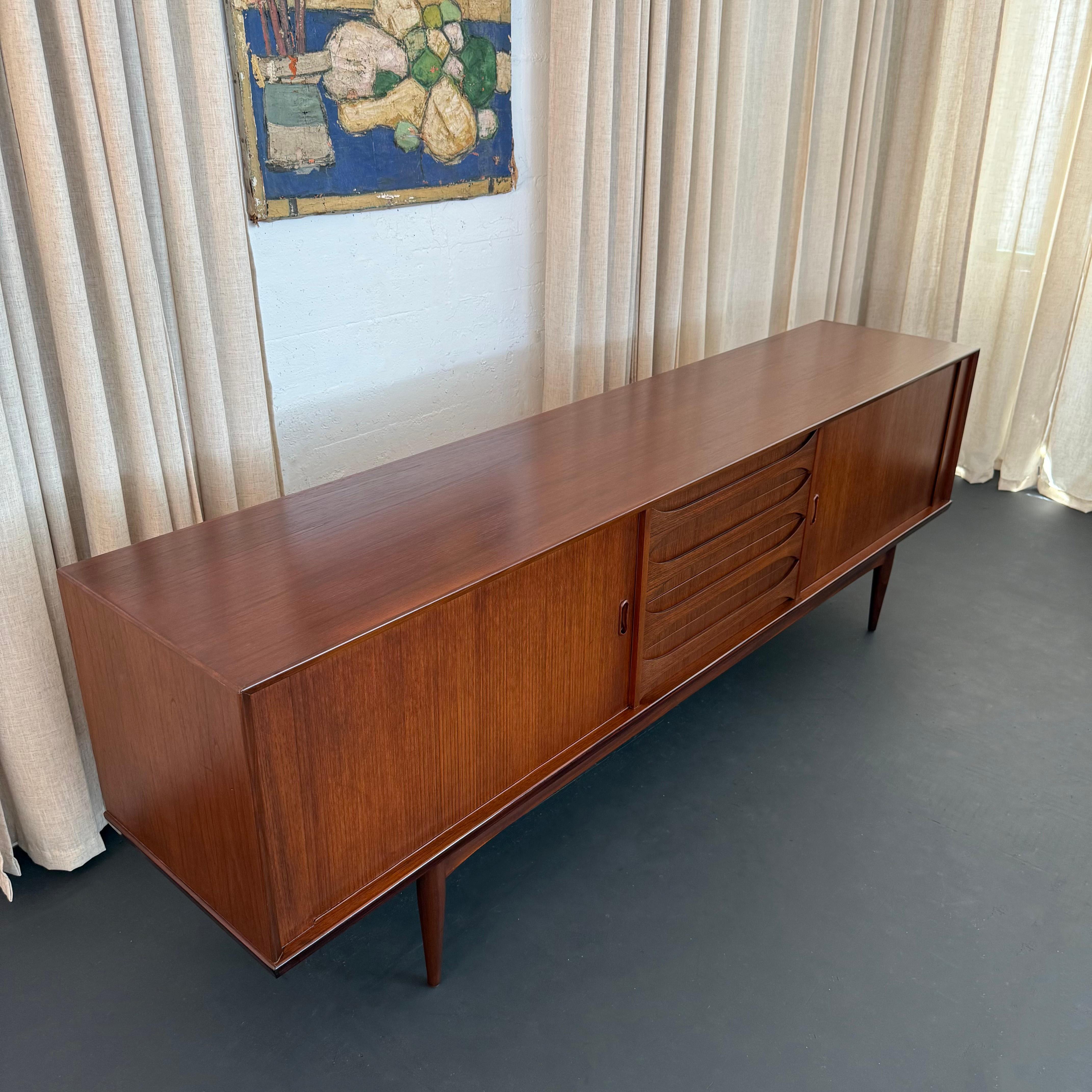 20ième siècle Buffet crédence en teck moderne belge du milieu du siècle par Oswald Vermaercke, V-Form en vente