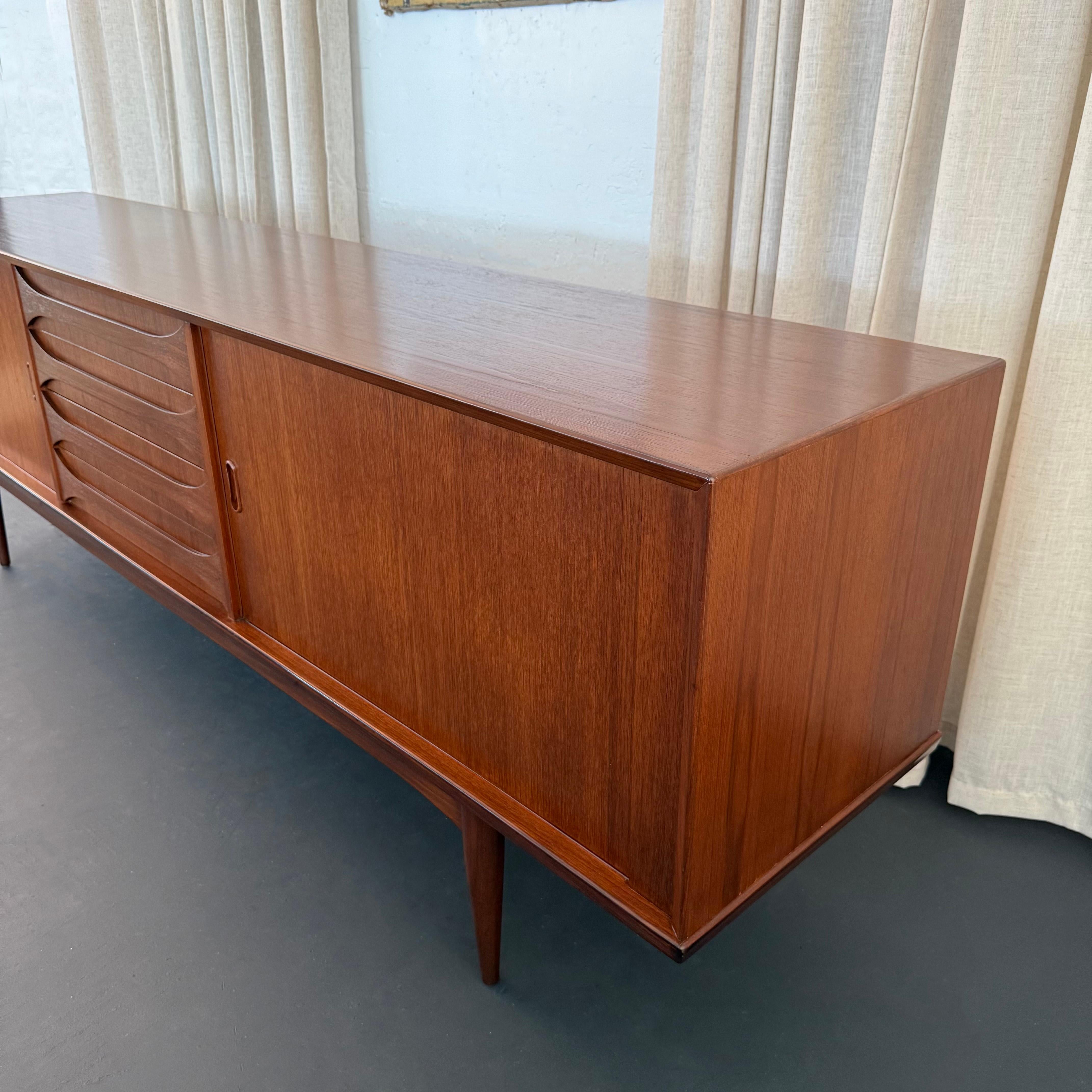 Teck Buffet crédence en teck moderne belge du milieu du siècle par Oswald Vermaercke, V-Form en vente