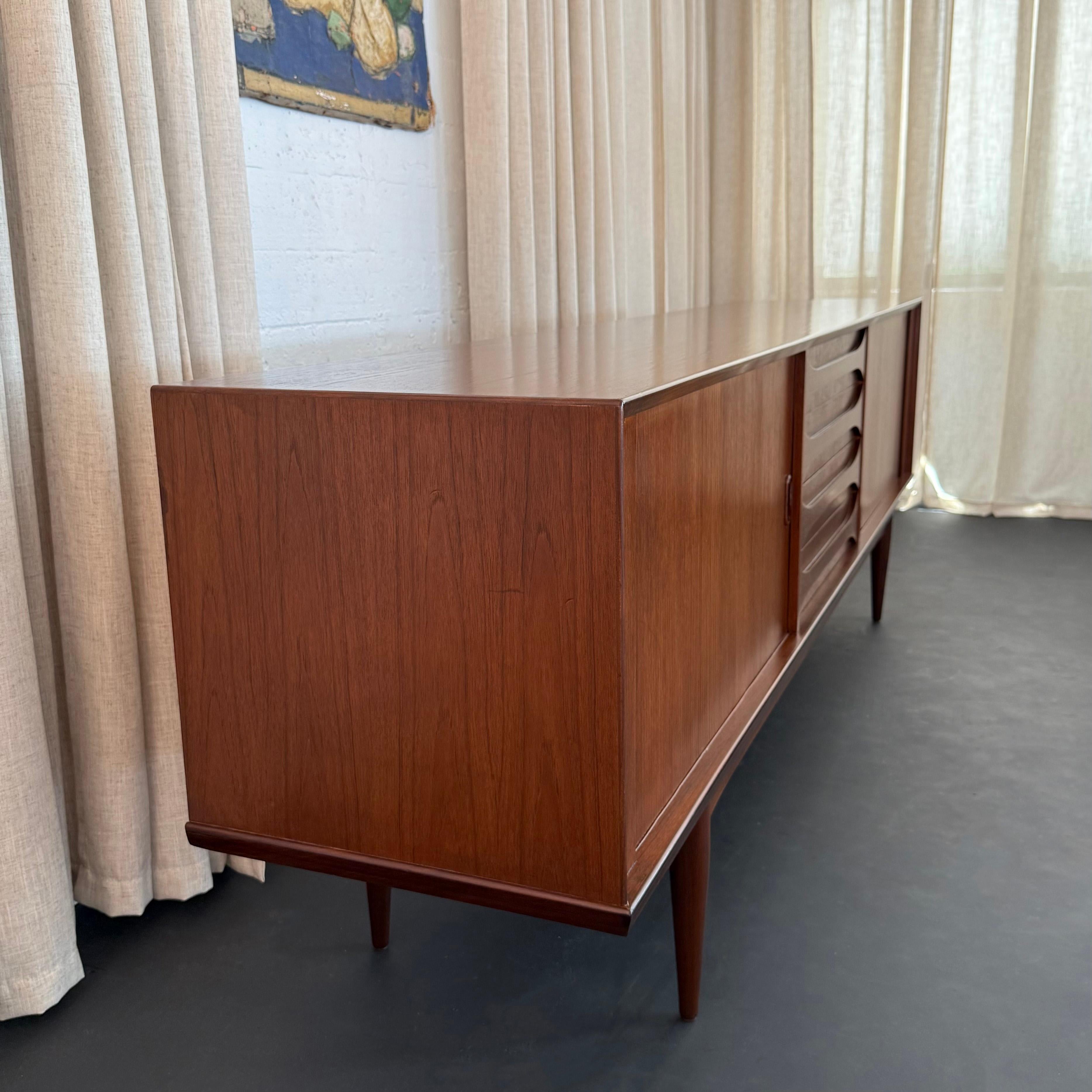 Buffet crédence en teck moderne belge du milieu du siècle par Oswald Vermaercke, V-Form en vente 1