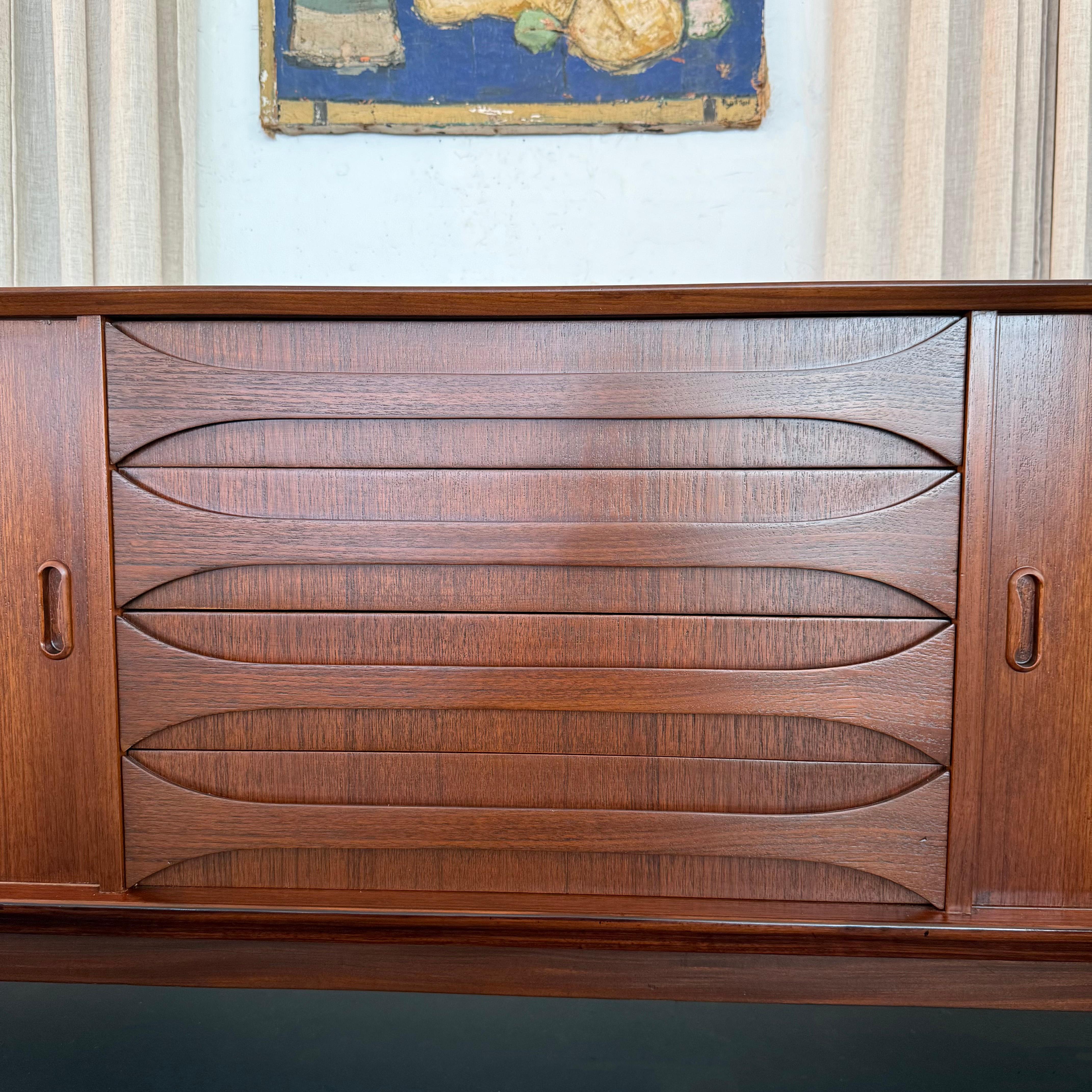 Buffet crédence en teck moderne belge du milieu du siècle par Oswald Vermaercke, V-Form en vente 2